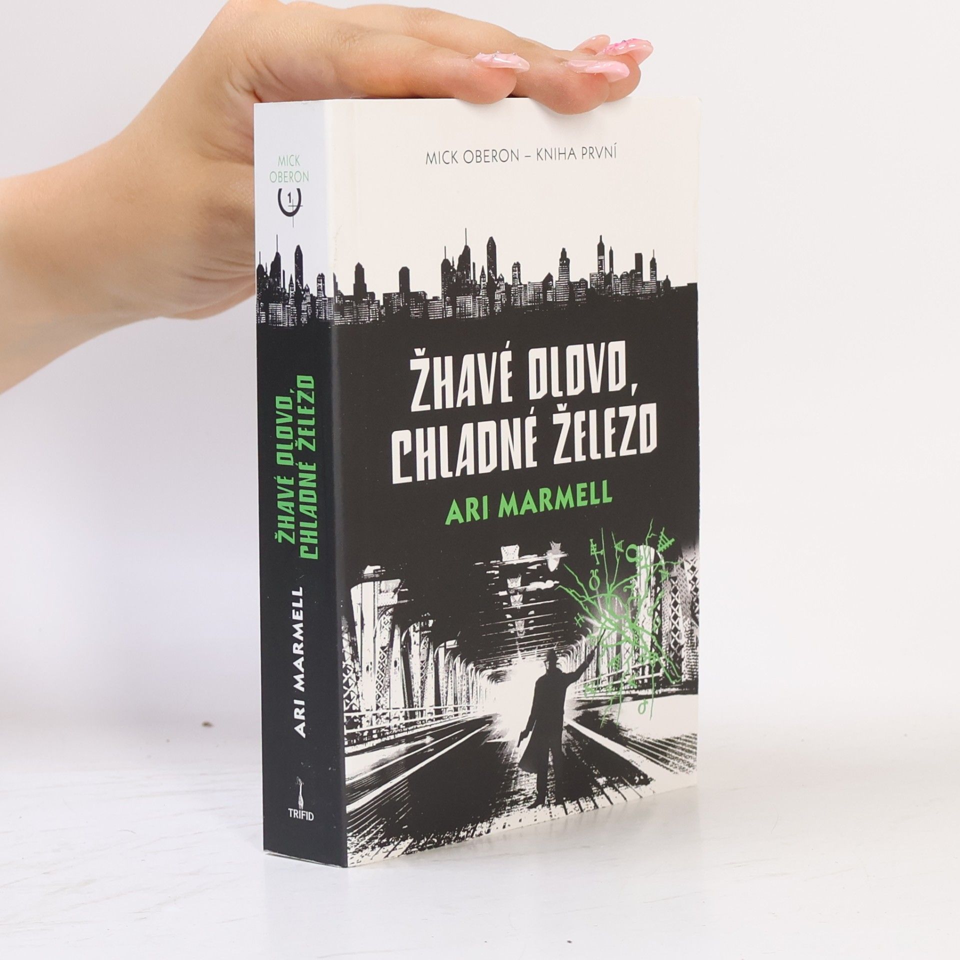 Ari Marmell Žhavé olovo, chladné železo: Mick Oberon. Kniha první