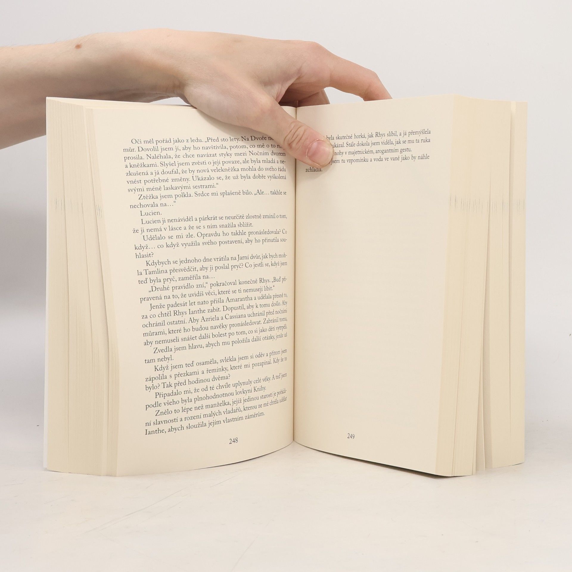 Sarah J. Maas Dvůr mlhy a hněvu