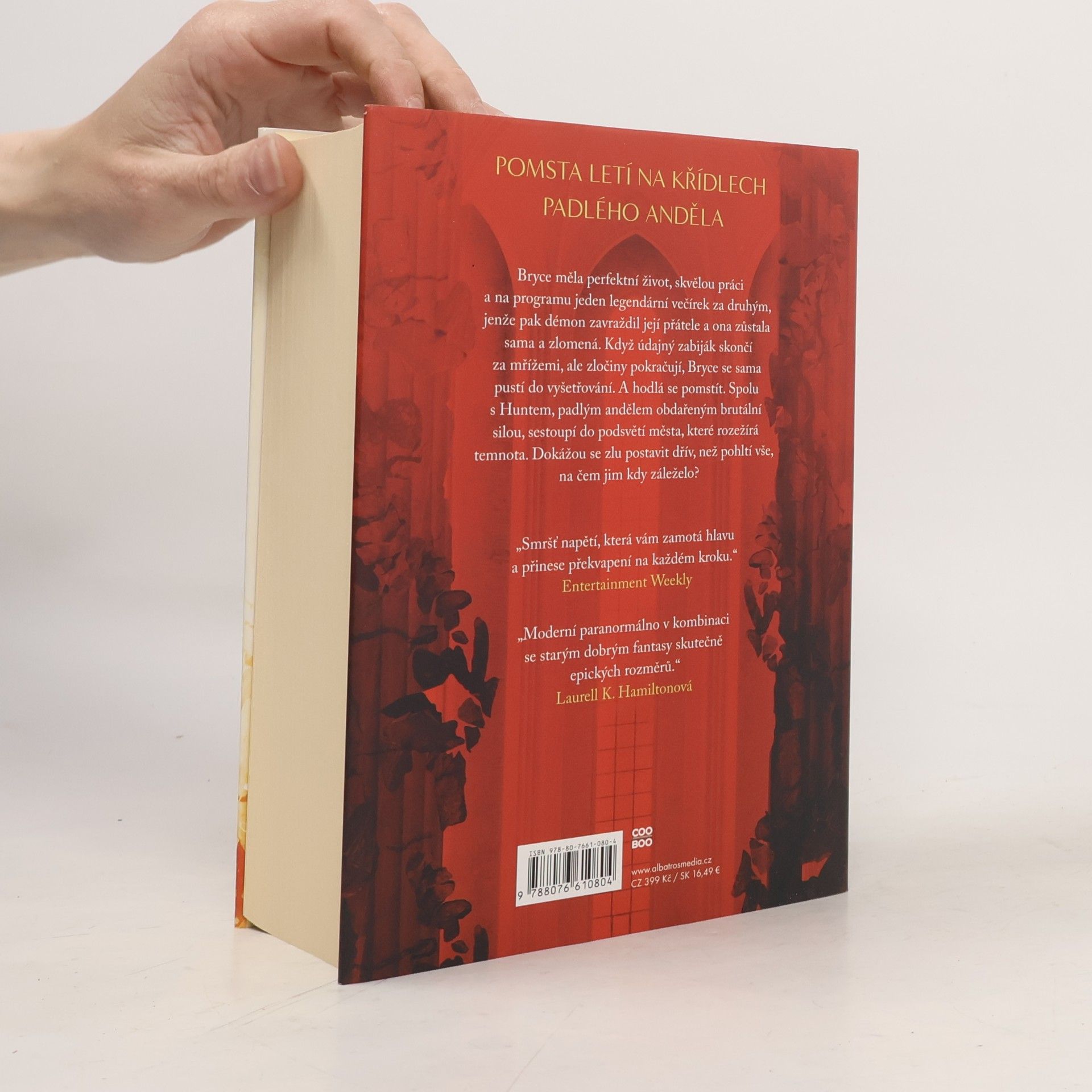 Sarah J. Maas Půlměsíční město. Rod země a krve