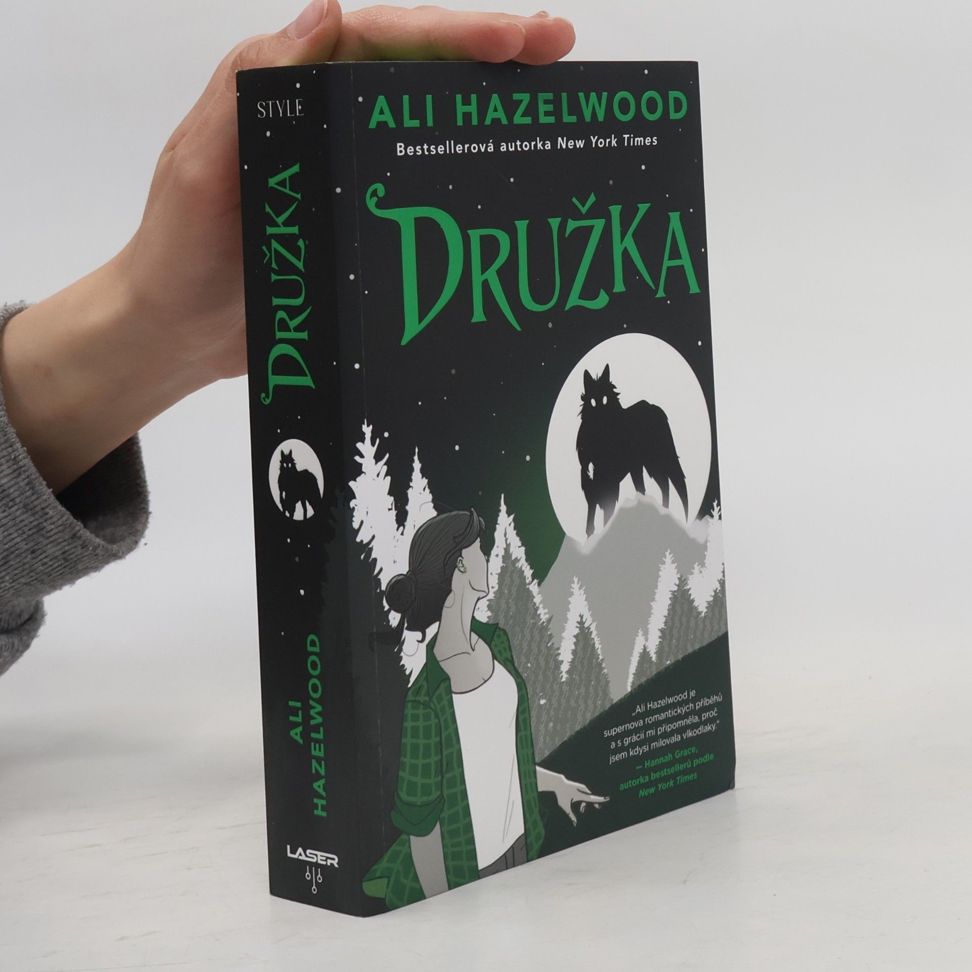 Ali Hazelwood Družka