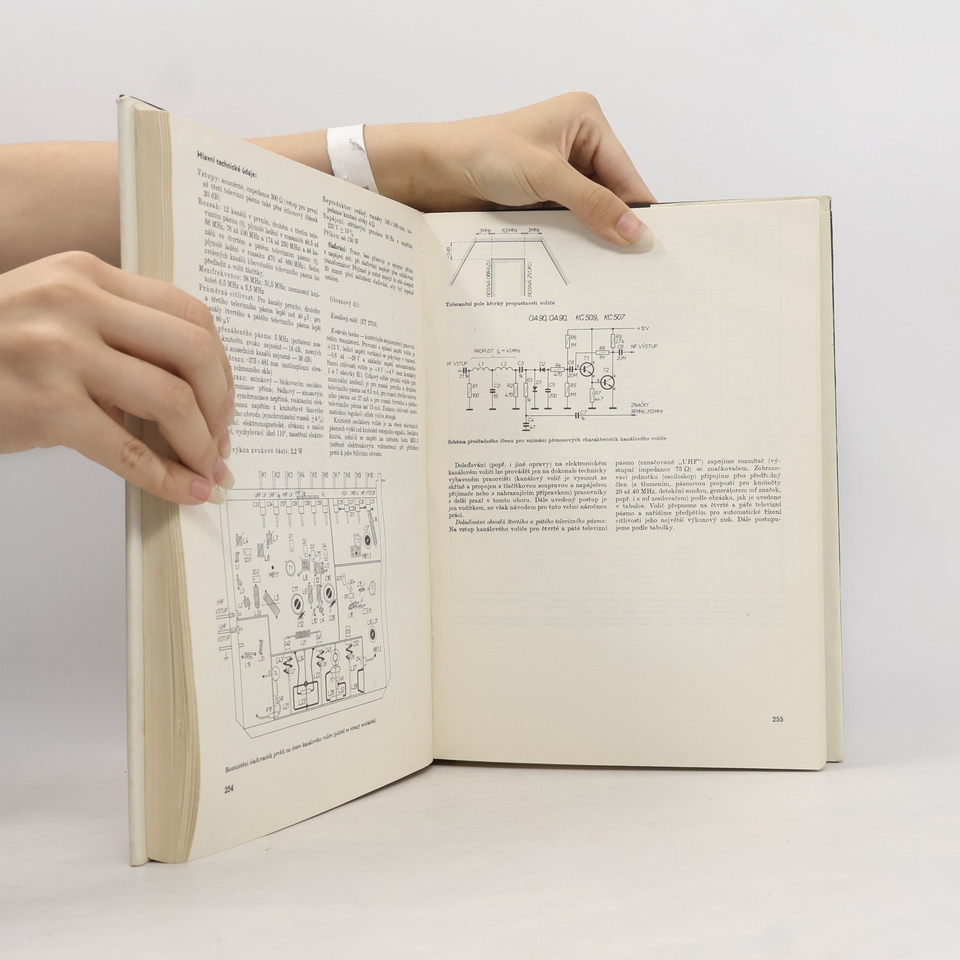 Eduard Kottek Československé rozhlasové a televizní přijímače IV (1970 - 1977) a nízkofrekvenční zesilovače