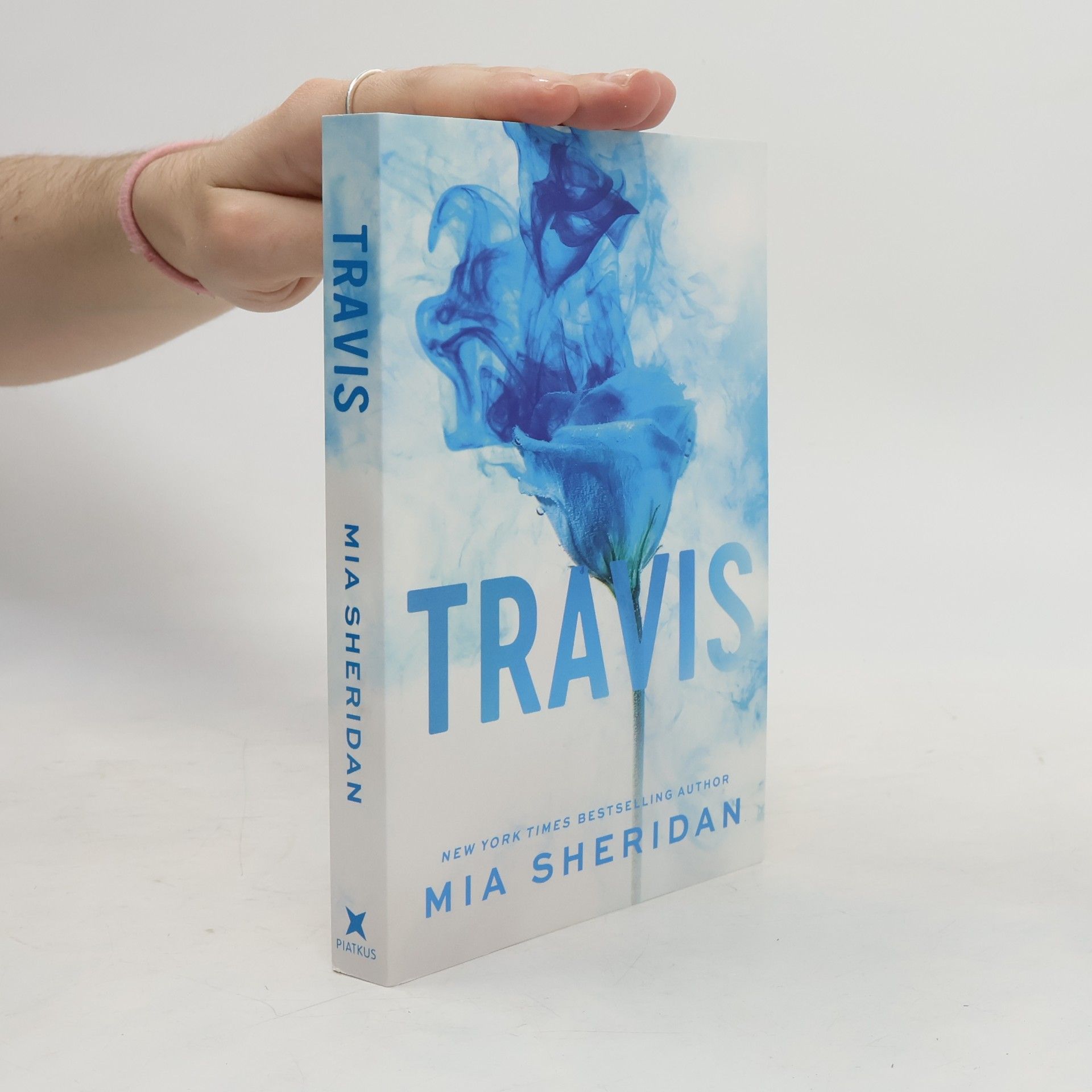 Mia Sheridan Travis