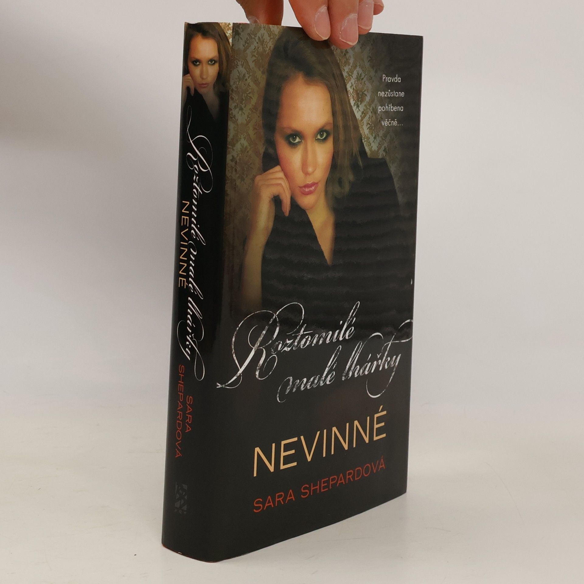 Sara Shepard Roztomilé malé lhářky. Nevinné
