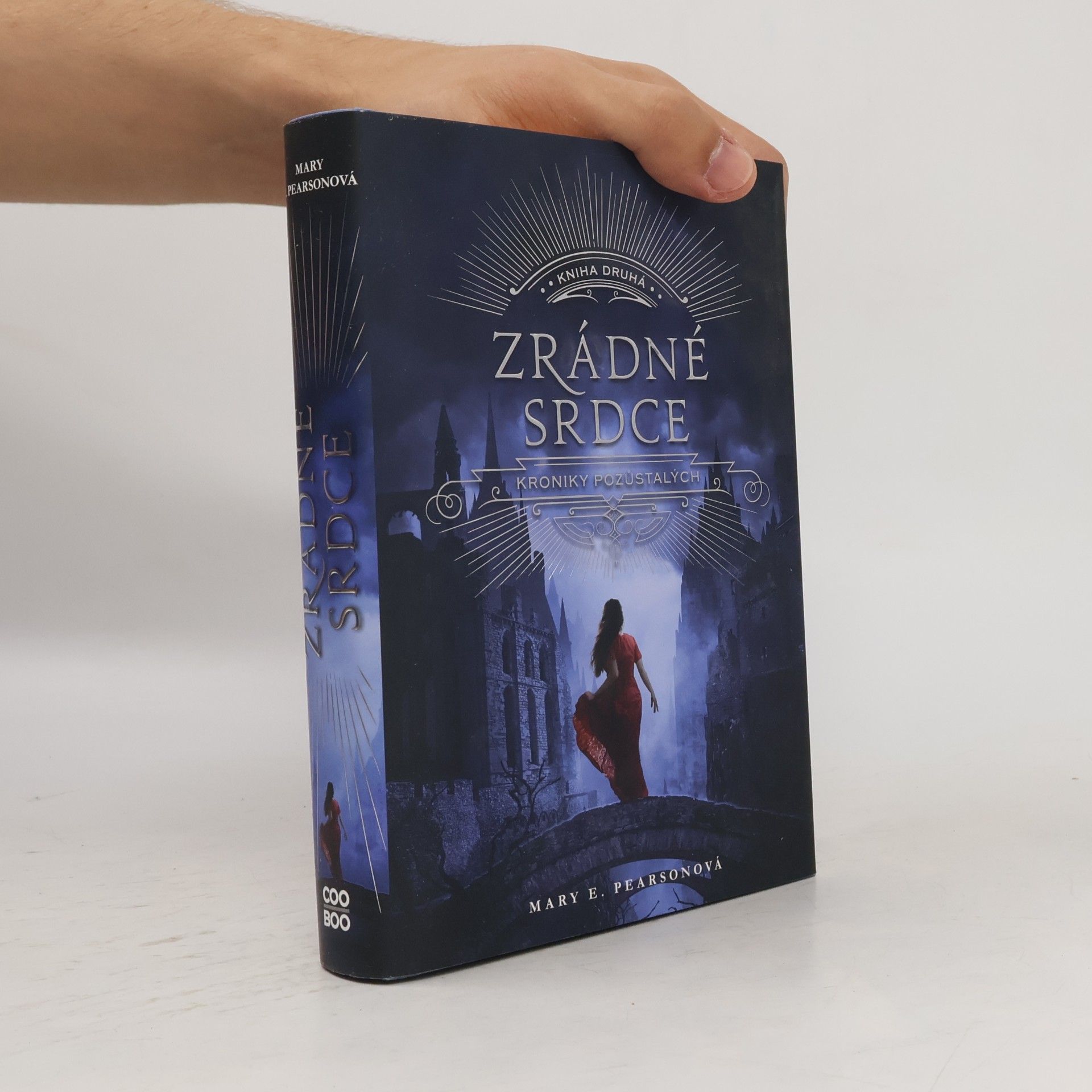 Mary E. Pearson Kroniky pozůstalých: Zrádné srdce. Kniha druhá