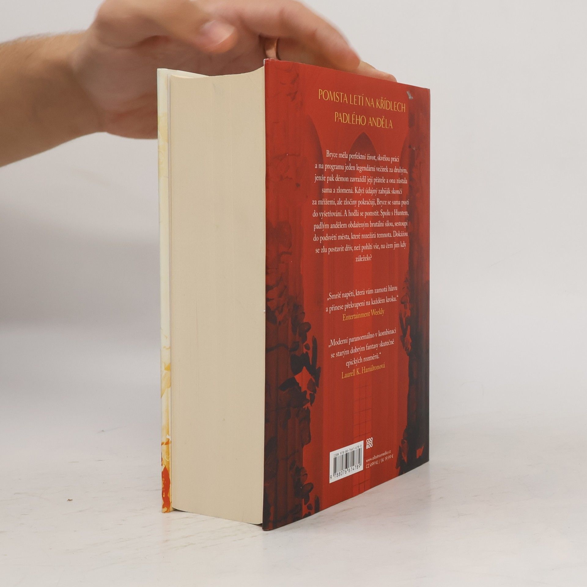 Sarah J. Maas Půlměsíční město. Rod země a krve