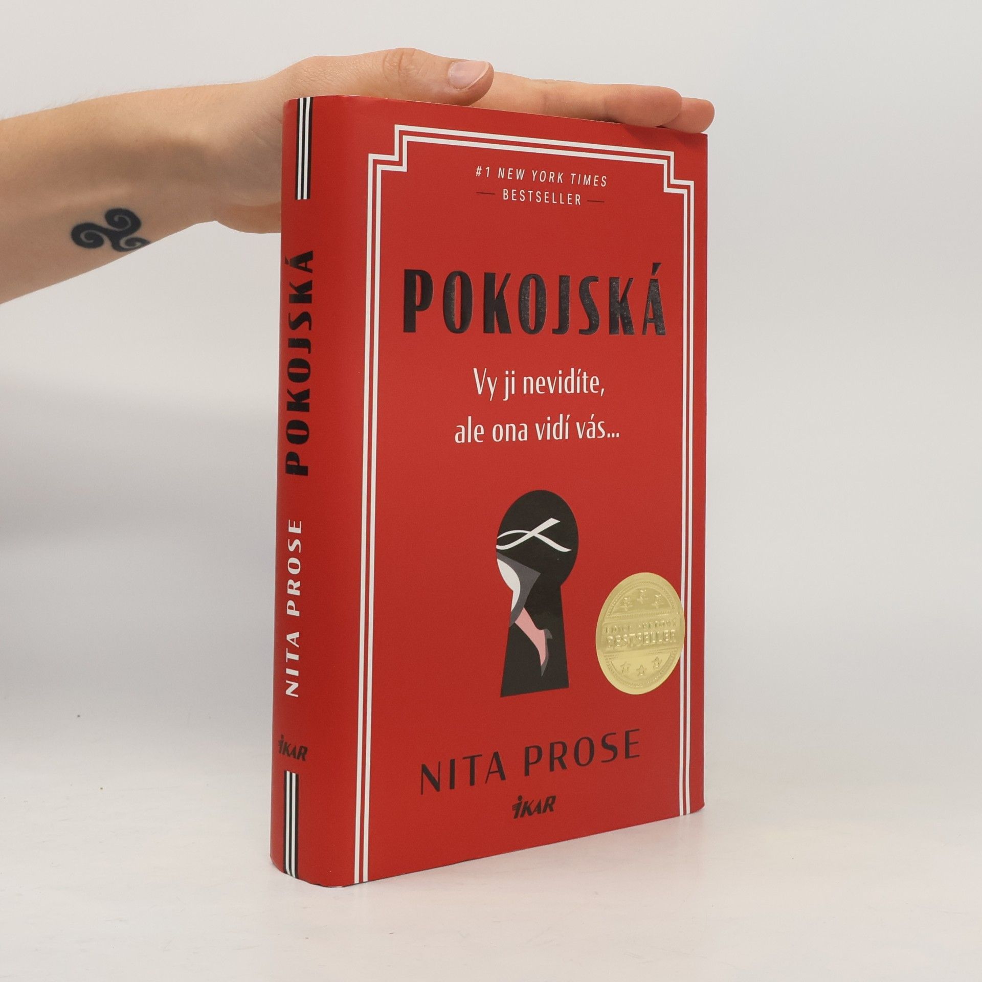 Nita Prose Pokojská: vy ji nevidíte, ale ona vidí vás...
