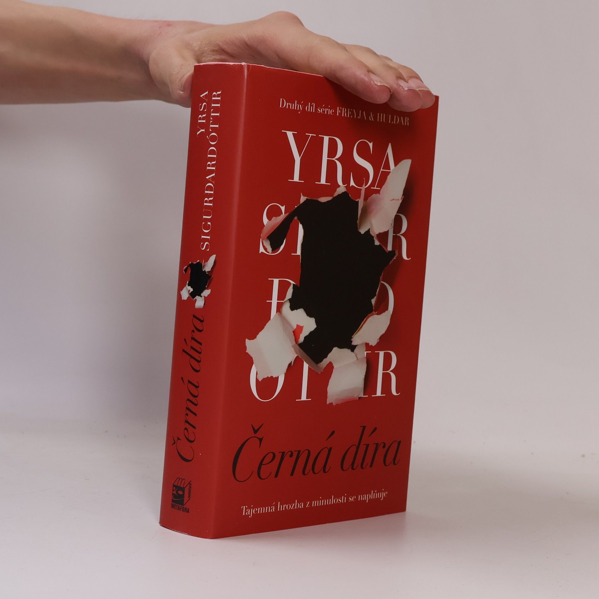 Yrsa Sigurðardóttir Černá díra