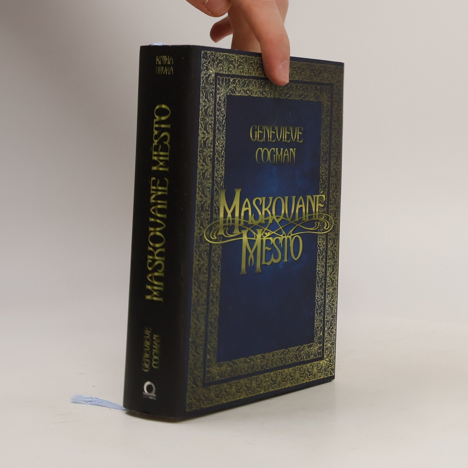 Genevieve Cogman Neviditelná knihovna. Kniha druhá, Maskované město