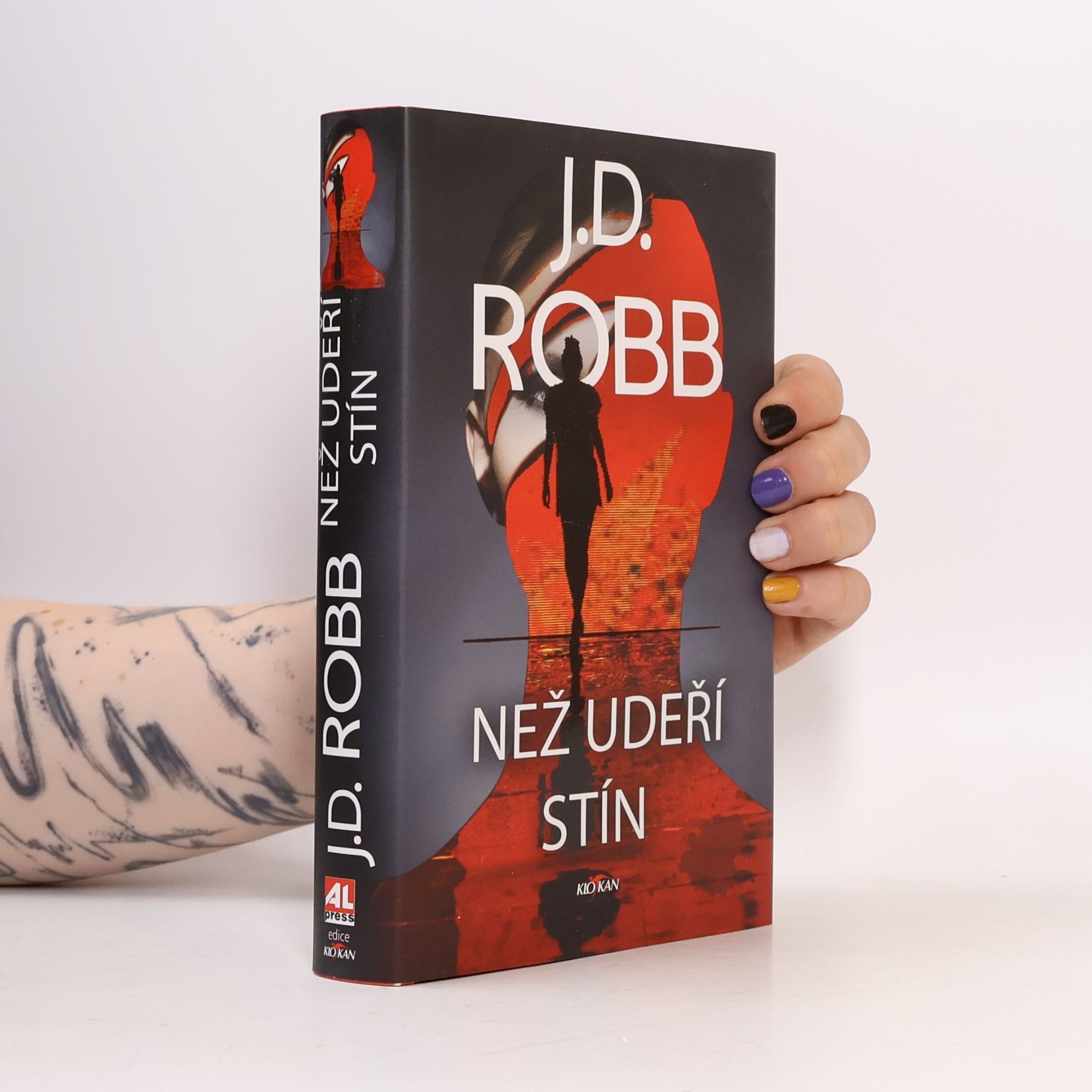 Nora Roberts Než udeří stín