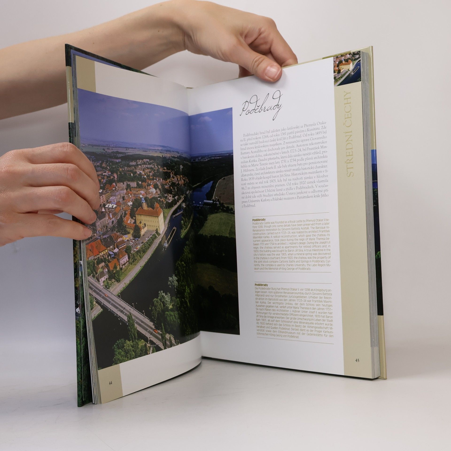 Miroslav Krob Hrady a zámky: Z výšky. Castles and palaces: Aerofoto. Burgen und Schlösser: Aerofoto