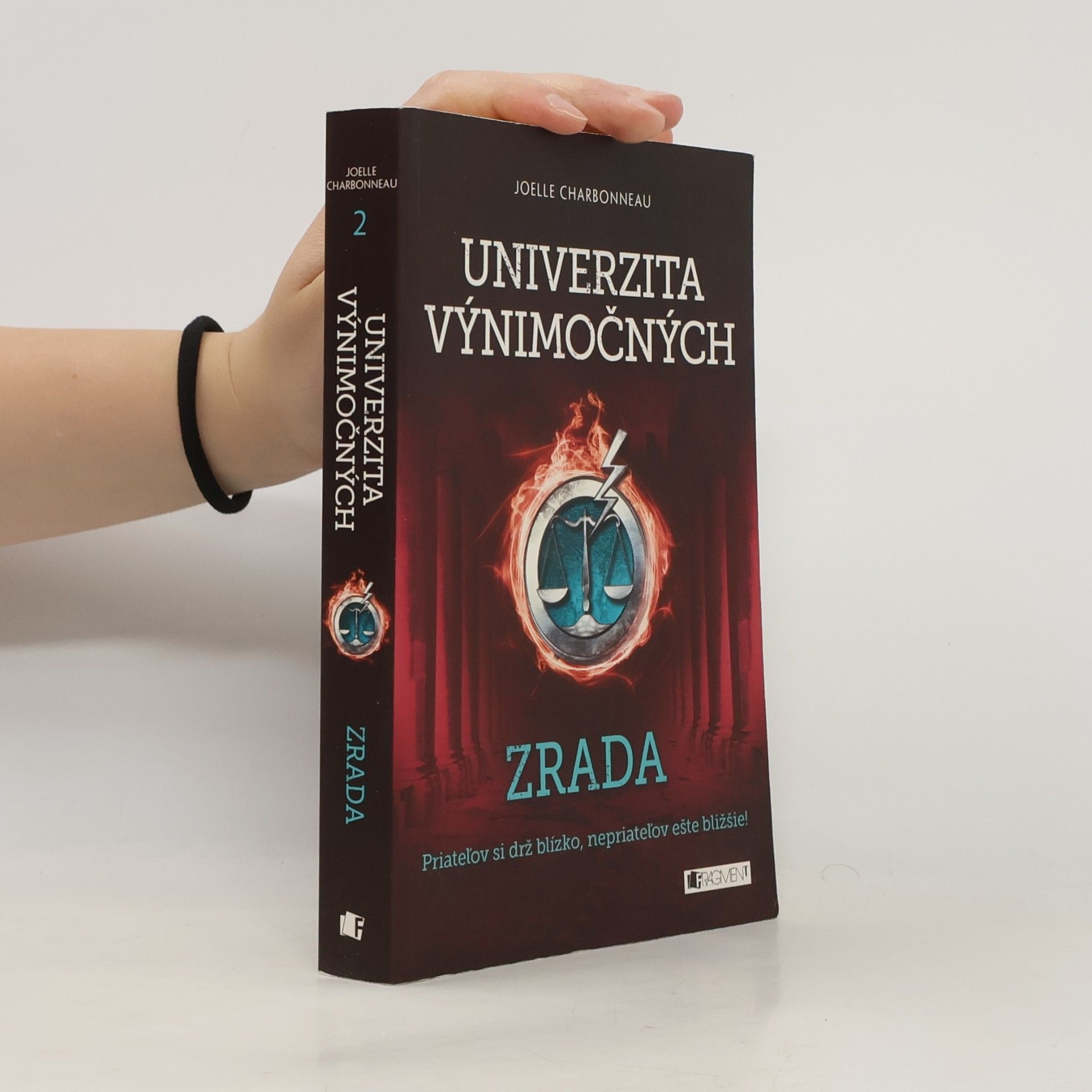Joelle Charbonneau Univerzita výnimočných. Zrada