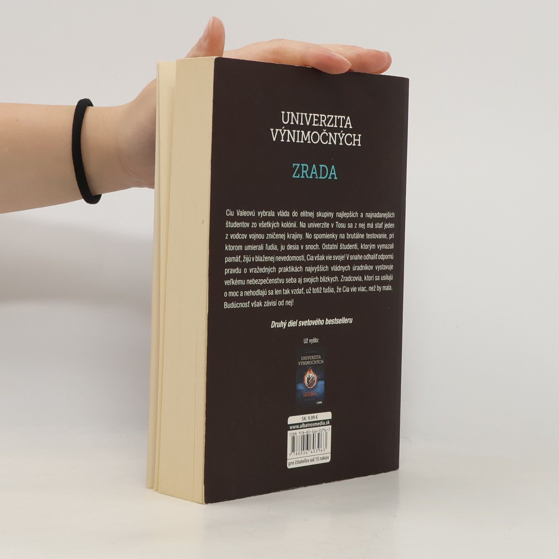 Joelle Charbonneau Univerzita výnimočných. Zrada