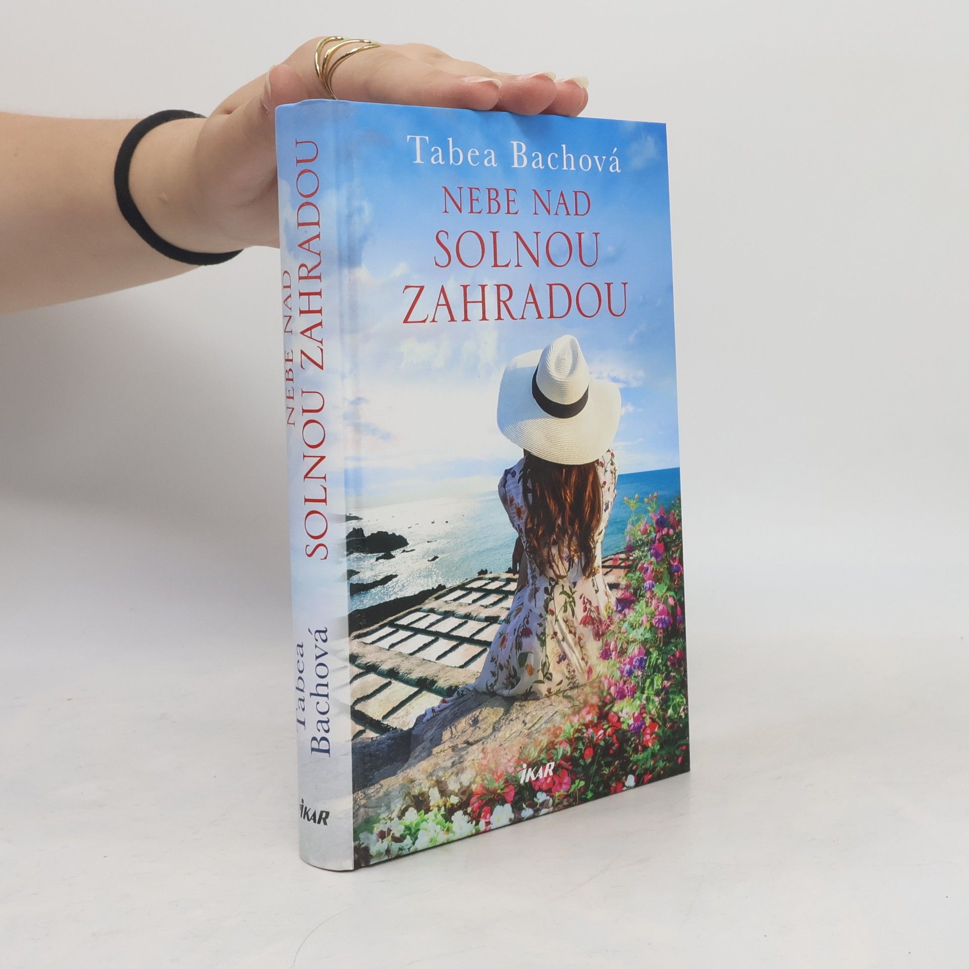 Tabea Bach Nebe nad solnou zahradou