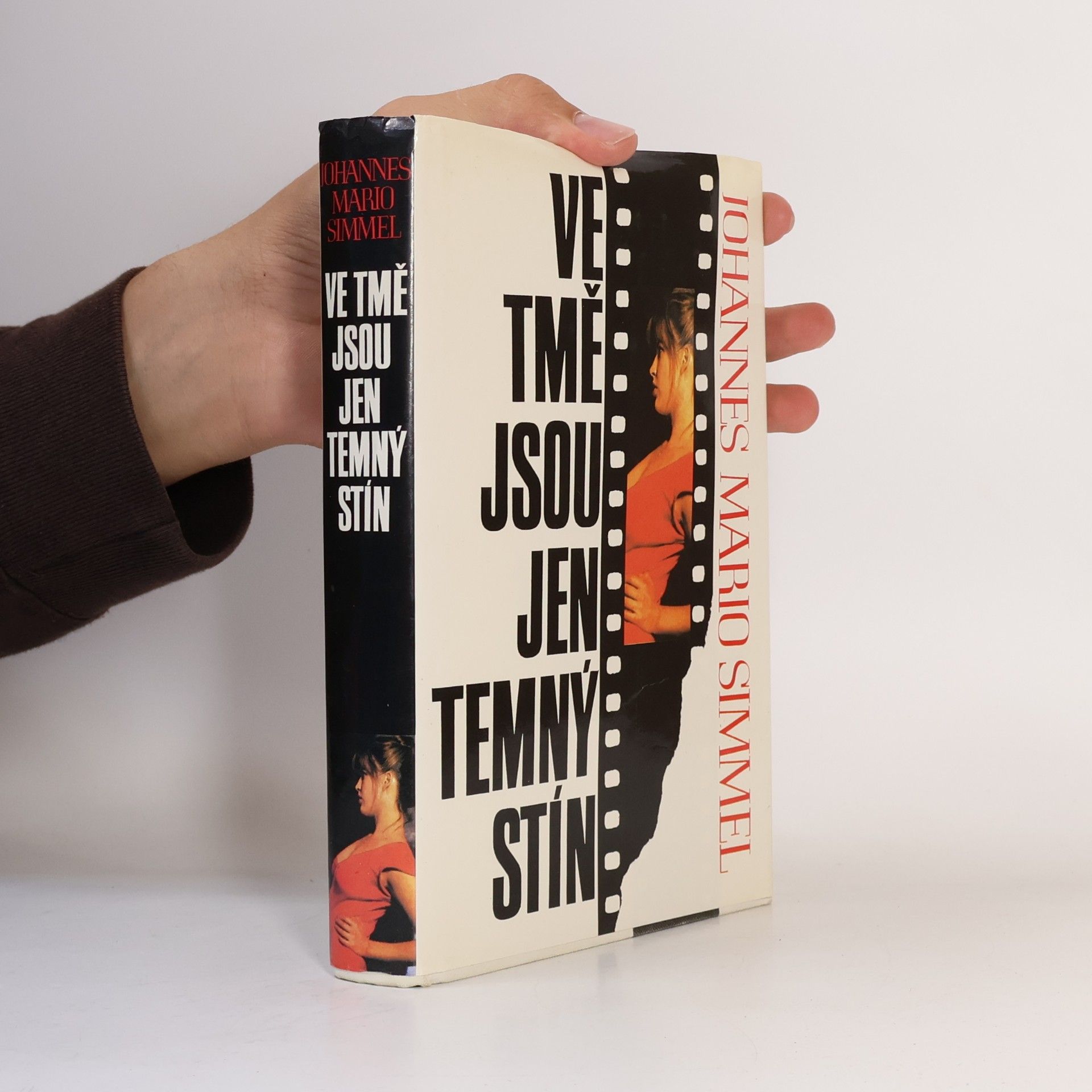 Johannes Mario Simmel Ve tmě jsou jen temný stín