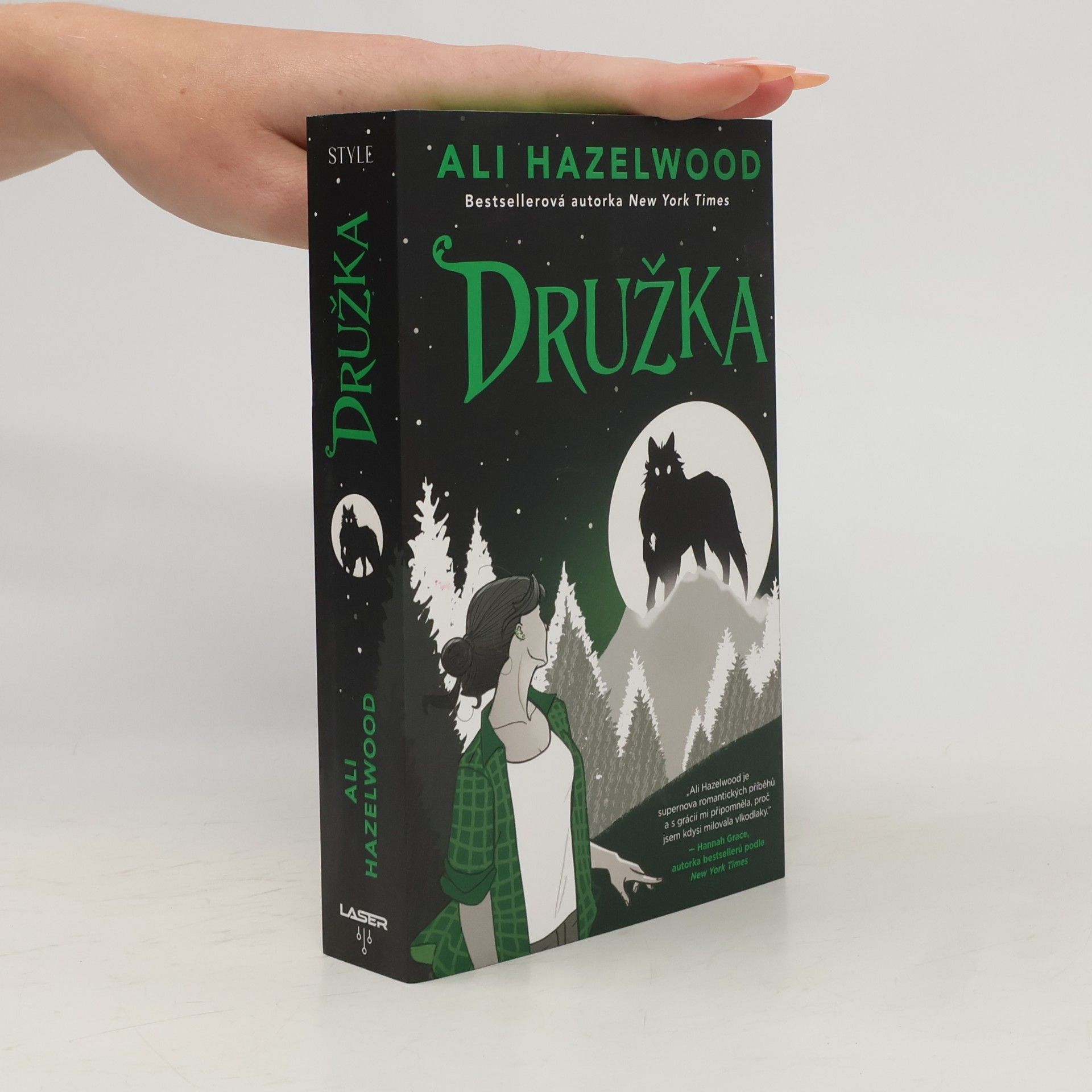 Ali Hazelwood Družka