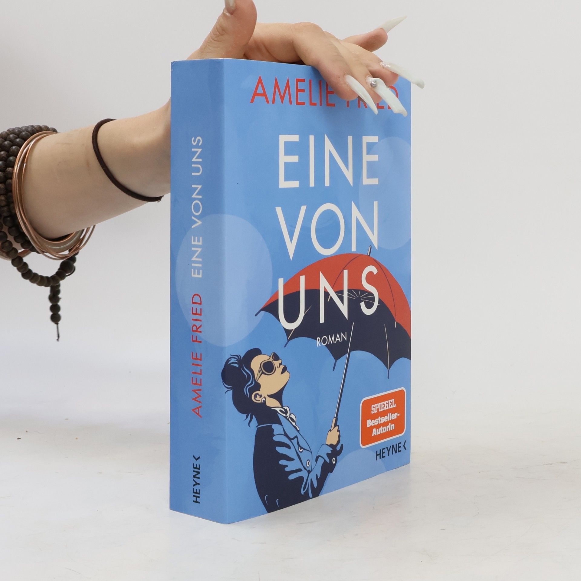 Eine von uns