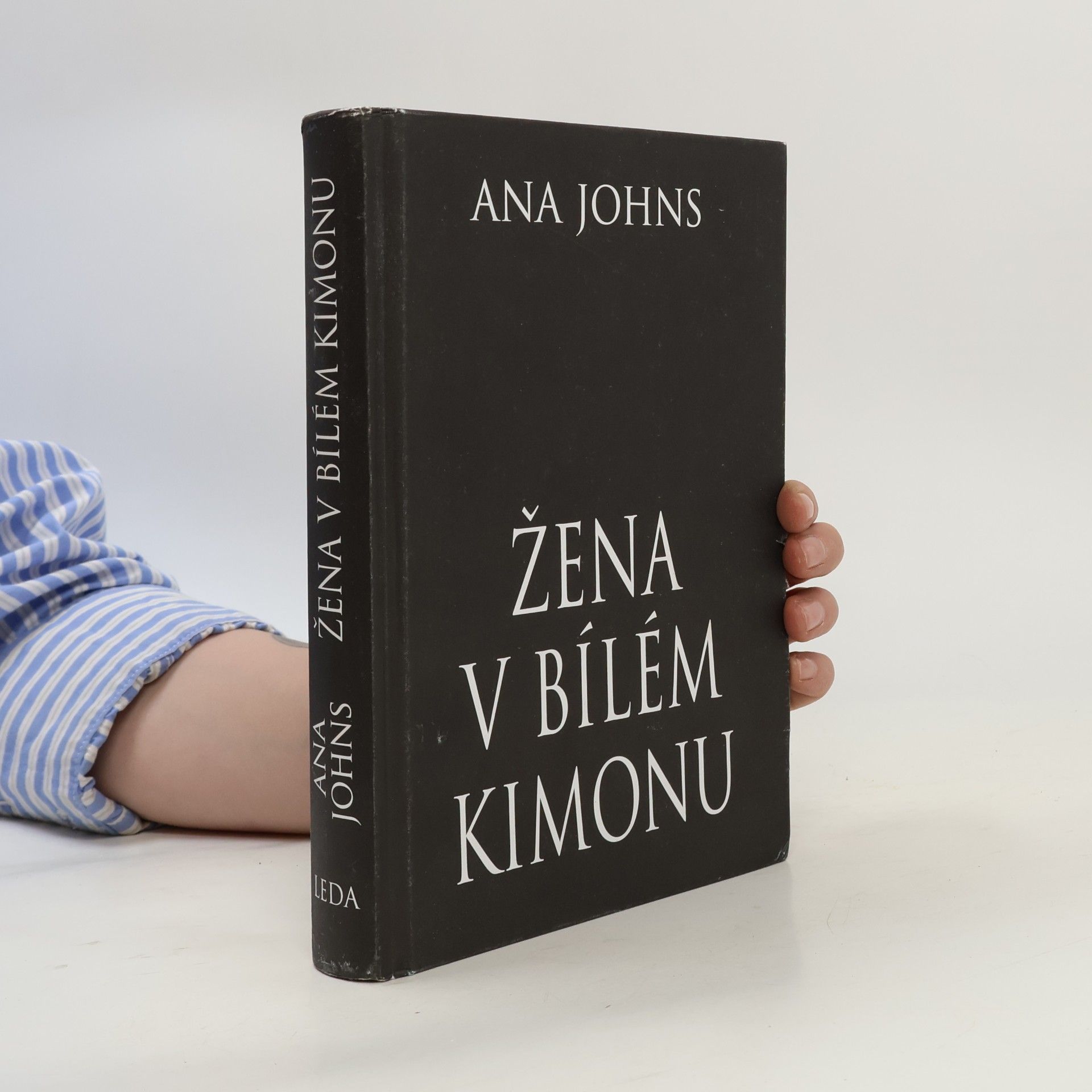 Ana Johns Žena v bílém kimonu