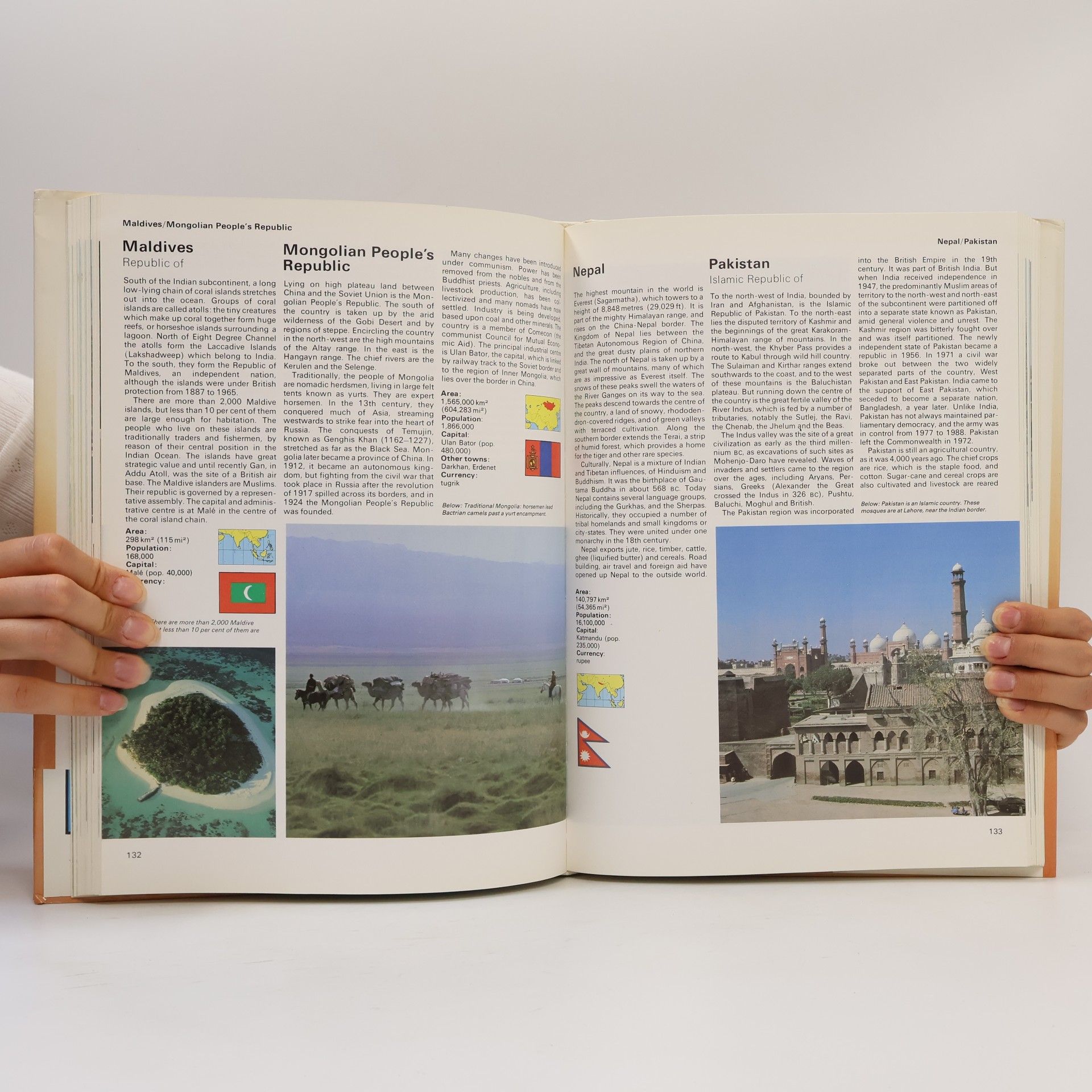 Philip Steele Pictorial Atlas for children