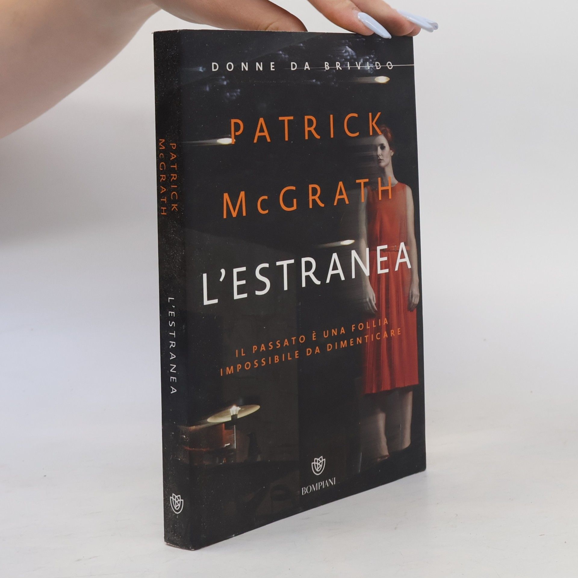 L'estranea