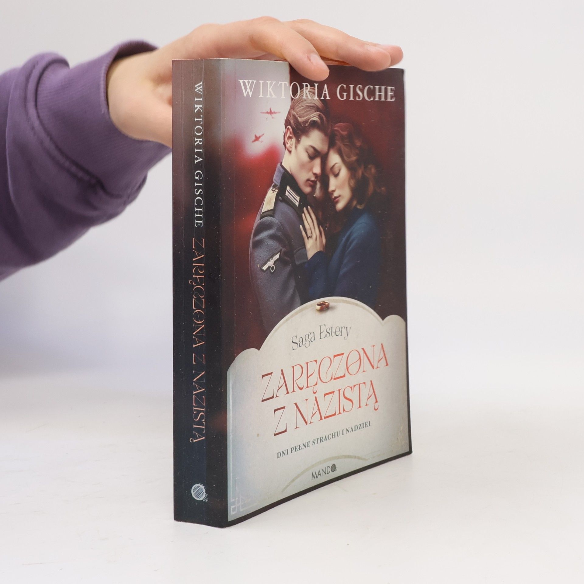 Saga Estery: Zaręczona z nazistą