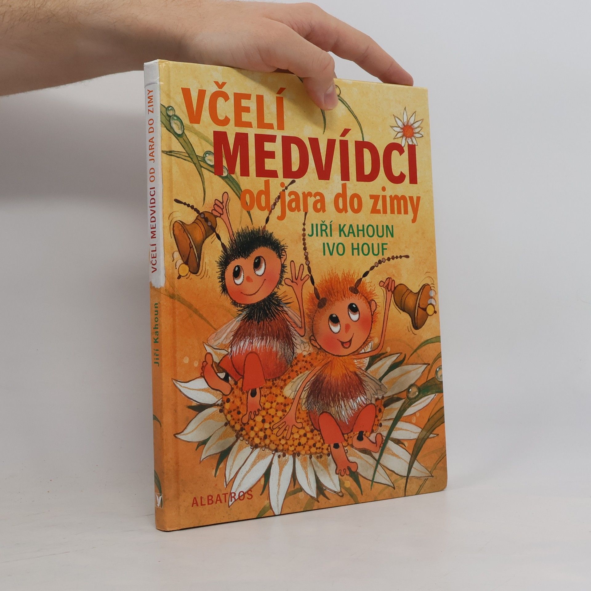 Jiří Kahoun Včelí medvídci od jara do zimy