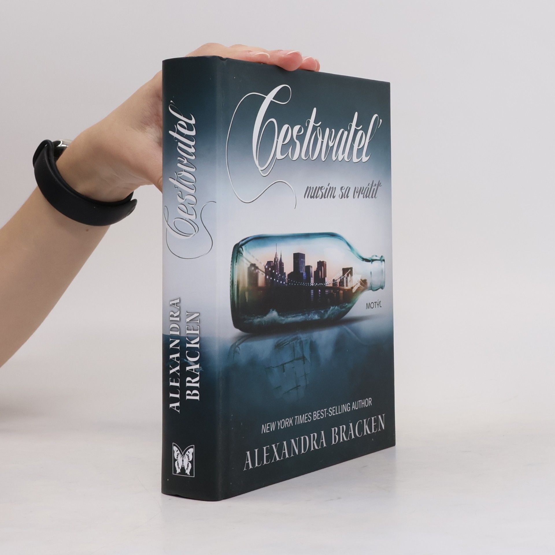 Alexandra Bracken Cestovateľ