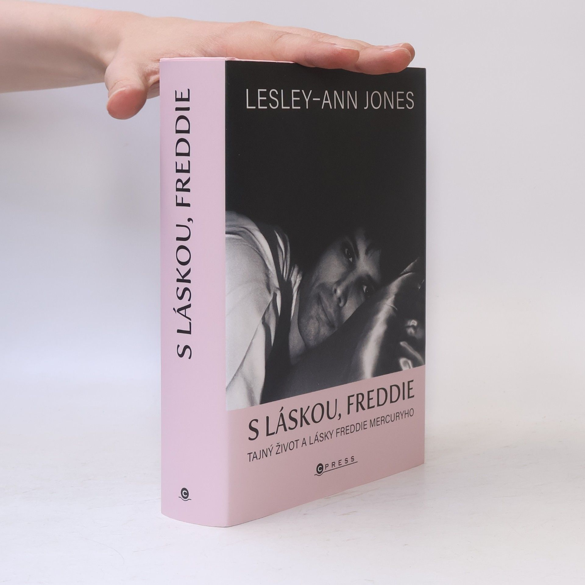 Lesley-Ann Jones S láskou, Freddie