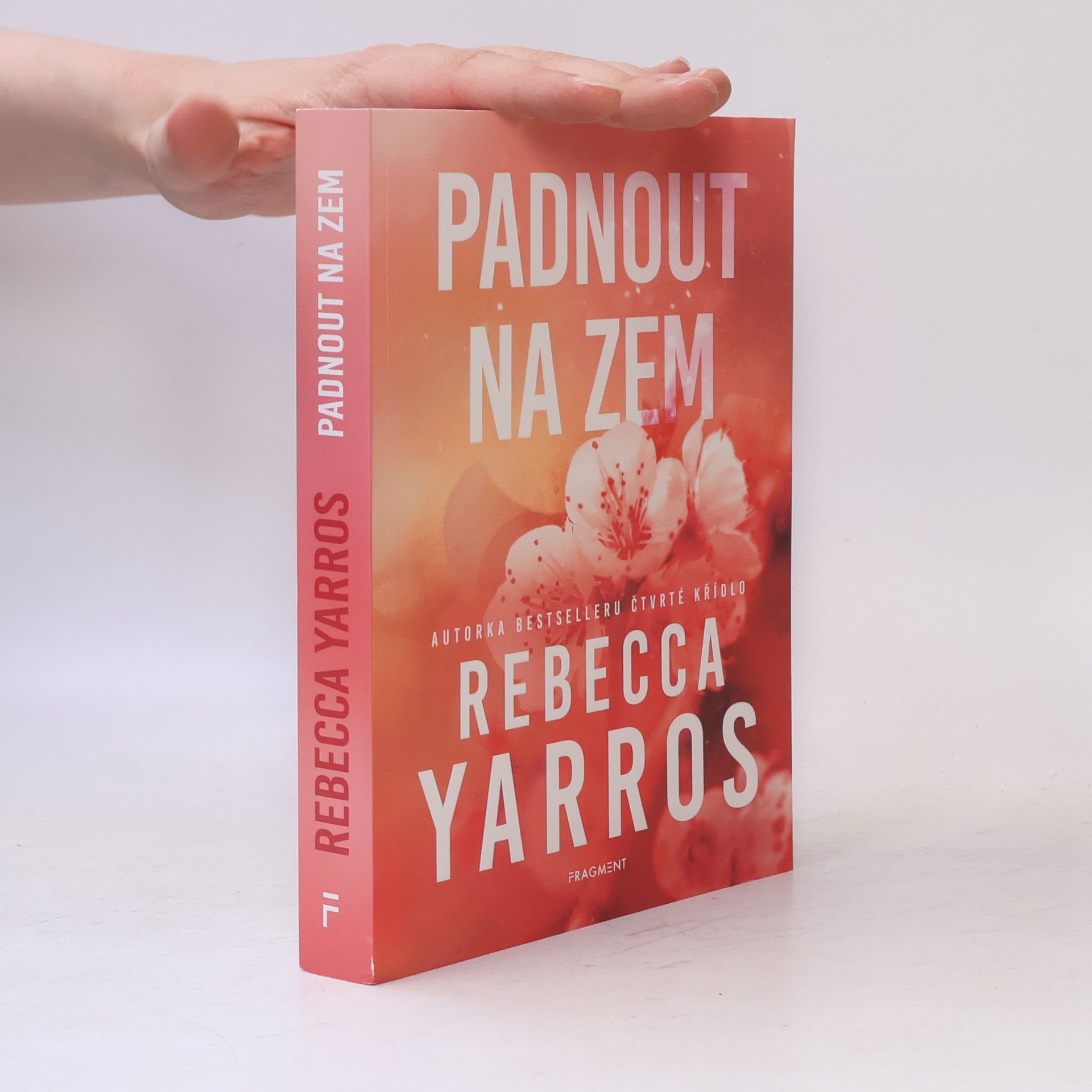 Rebecca Yarros Padnout na zem