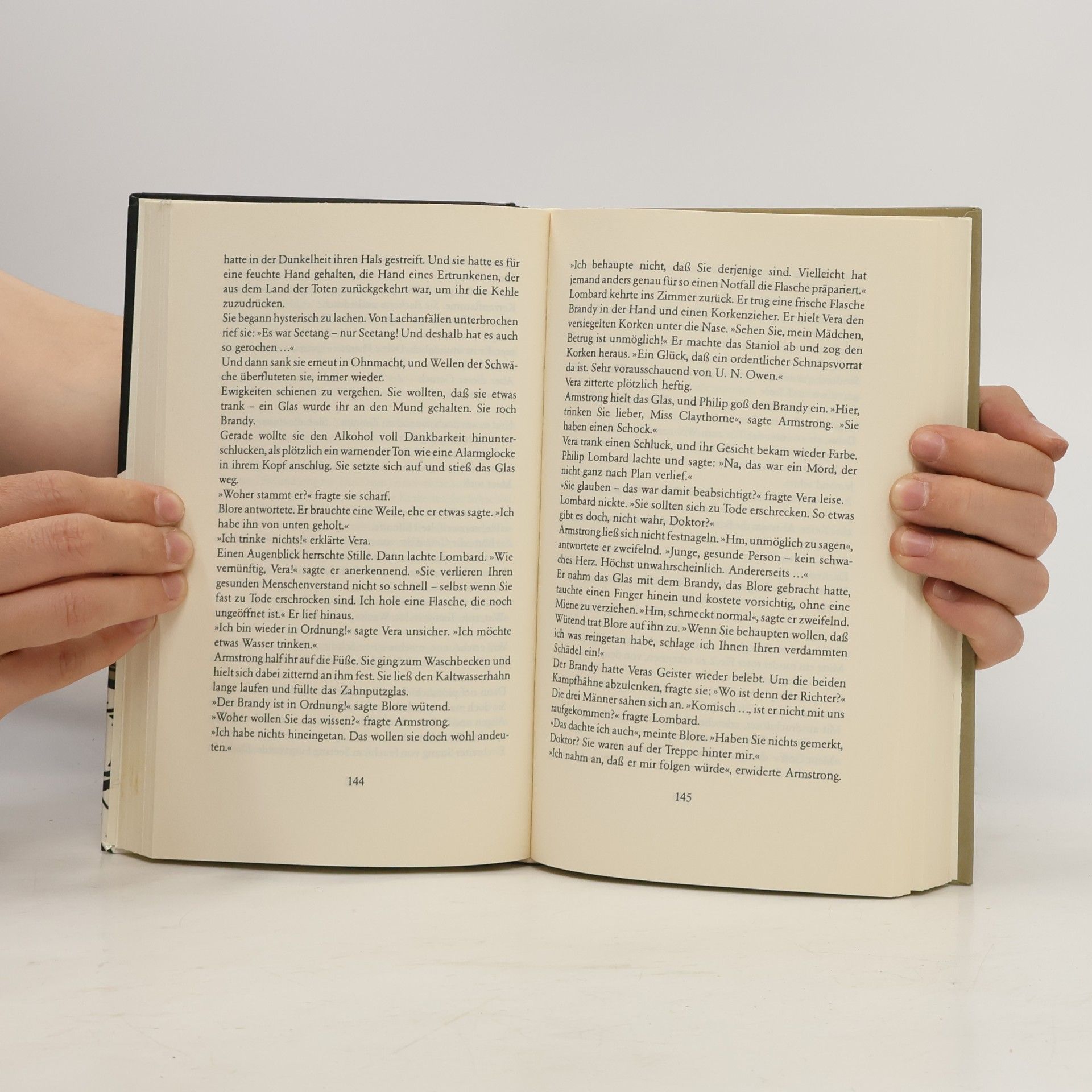 Agatha Christie Zehn kleine Negerlein. Der Mann im braunen Anzug
