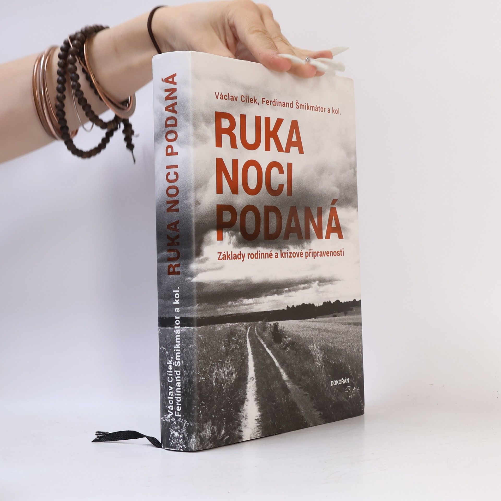 Václav Cílek Ruka noci podaná. Základy rodinné a krizové připravenosti