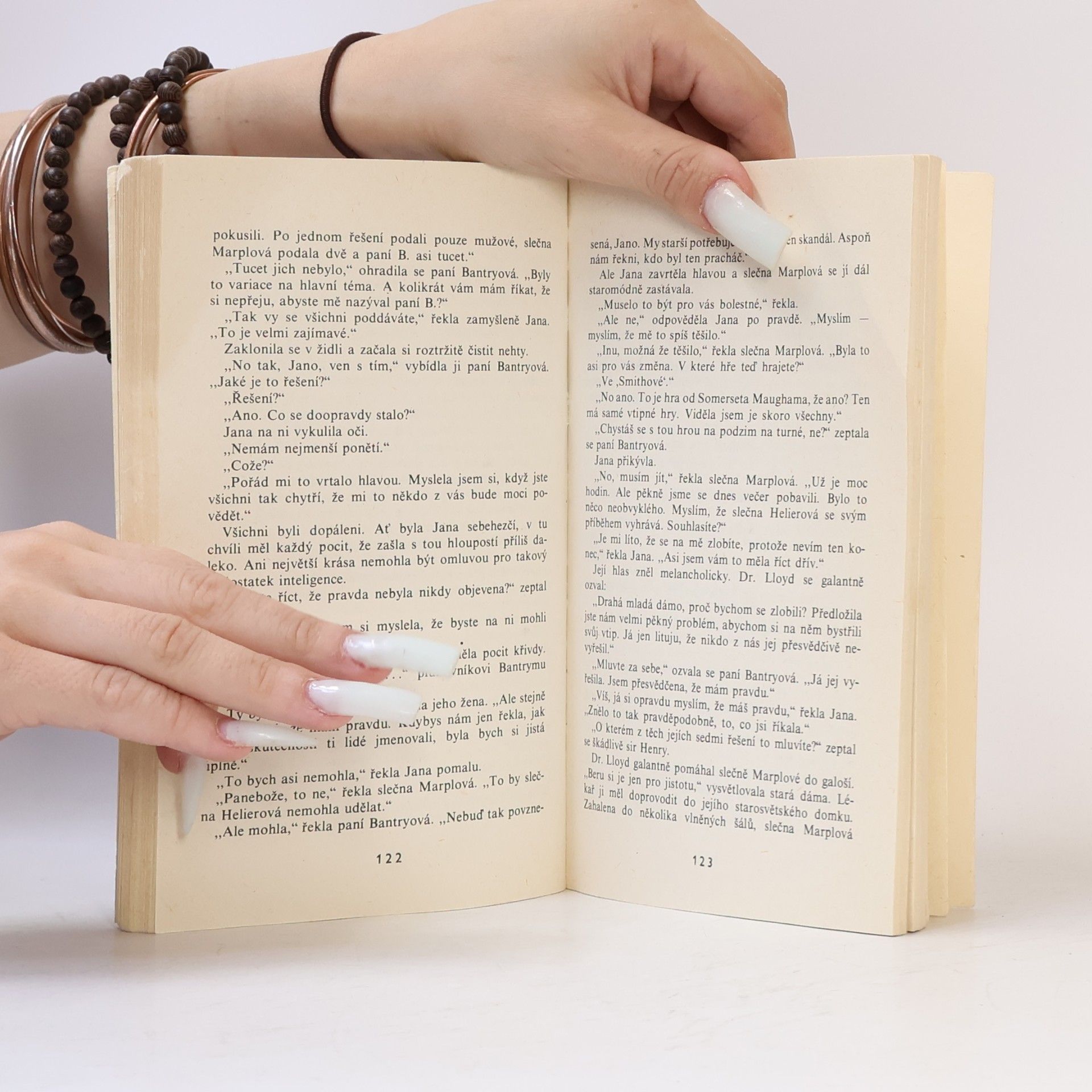 Agatha Christie 18 oříšků k rozlousknutí