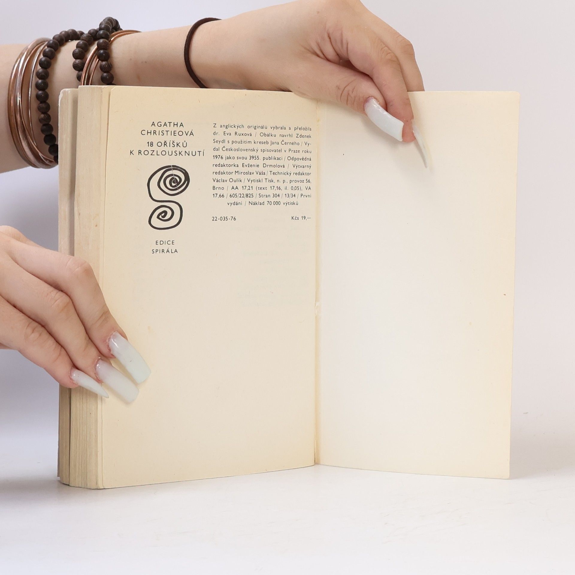 Agatha Christie 18 oříšků k rozlousknutí