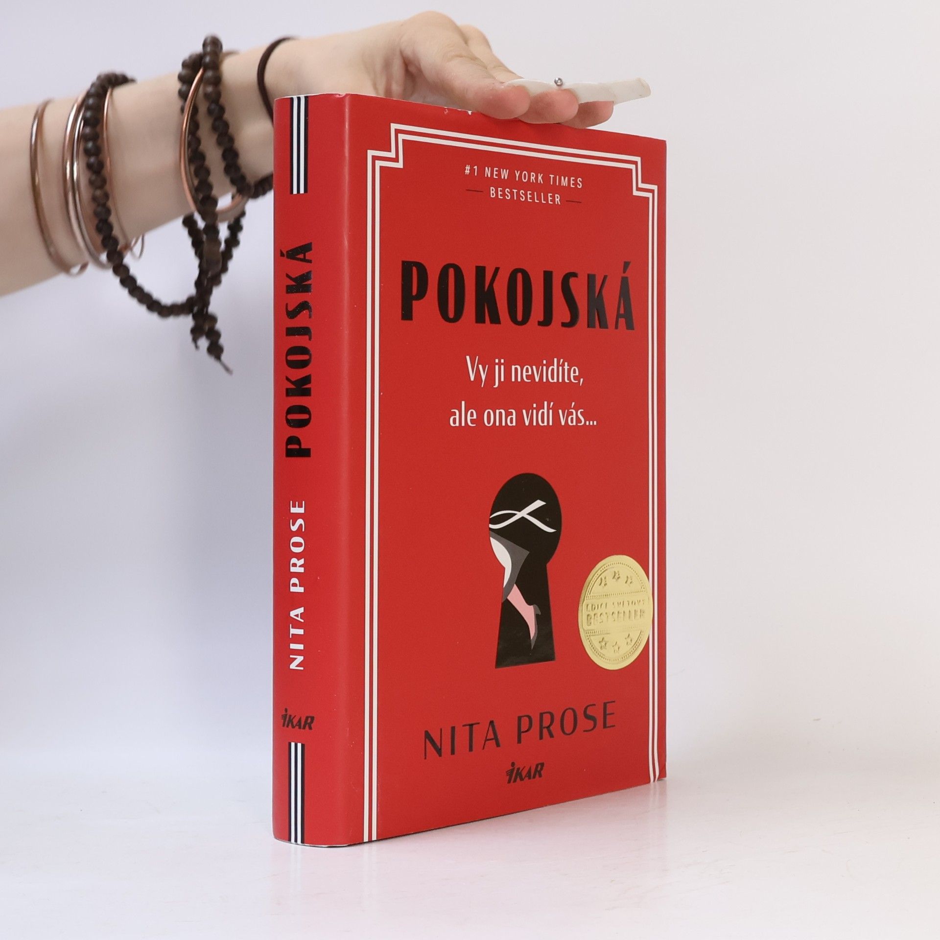 Nita Prose Pokojská: vy ji nevidíte, ale ona vidí vás...
