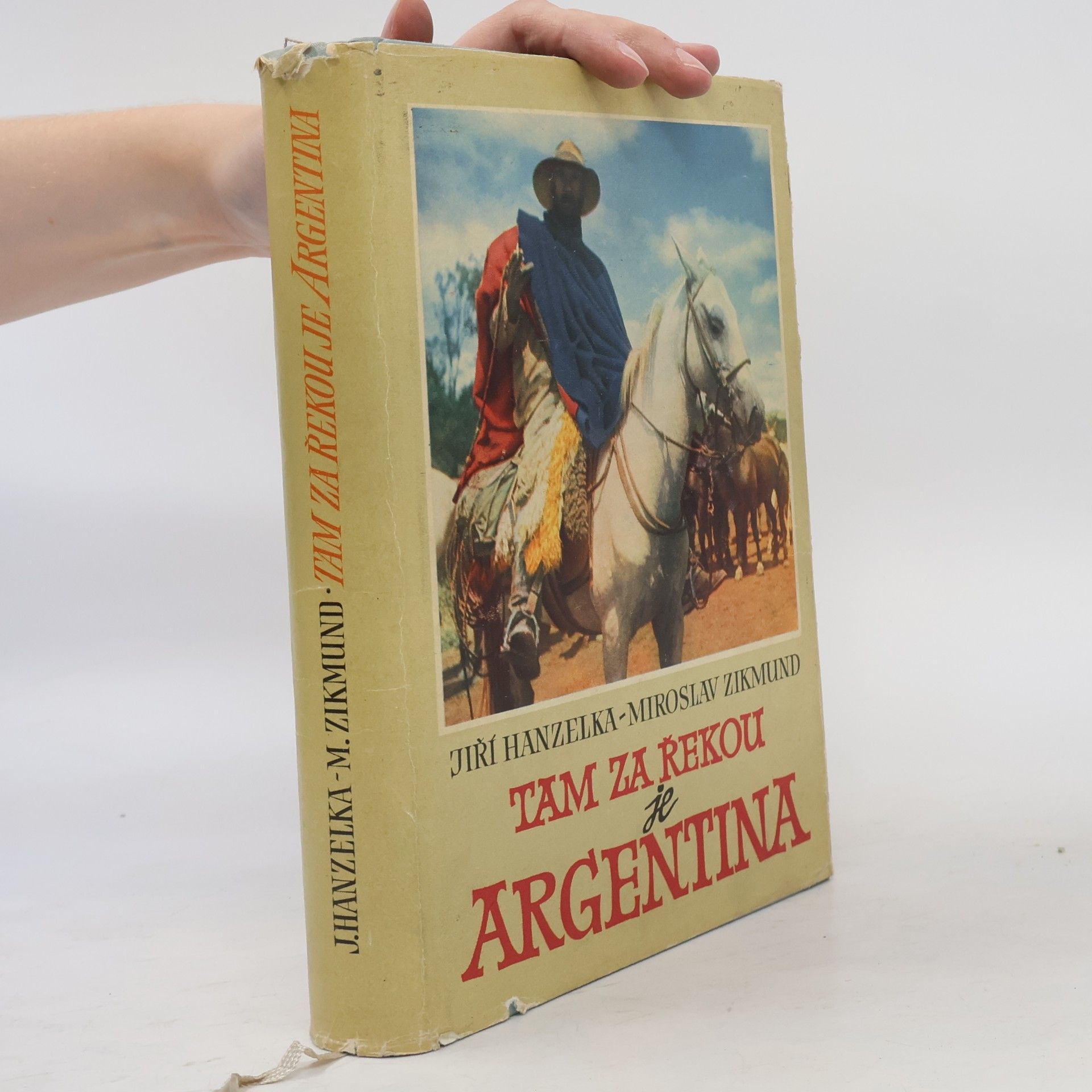 Jiří Hanzelka Tam za řekou je Argentina