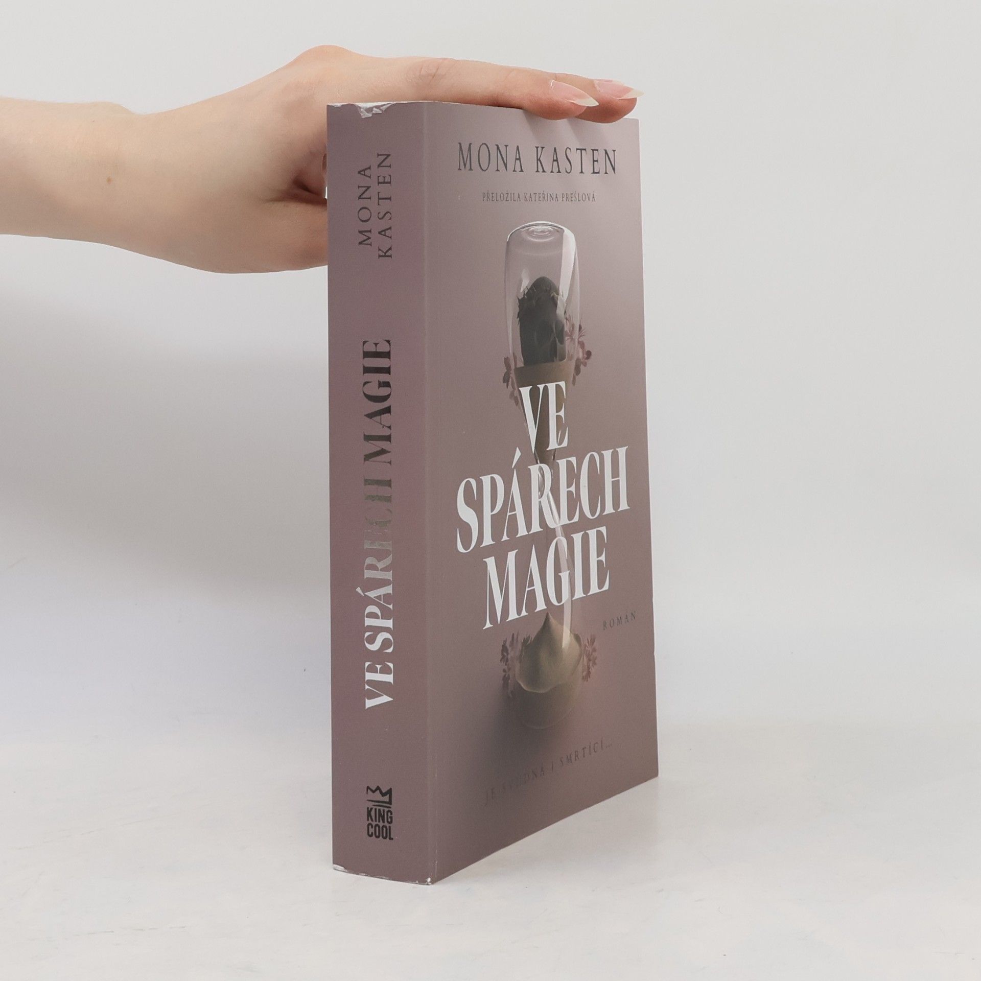 Mona Kasten Ve spárech magie