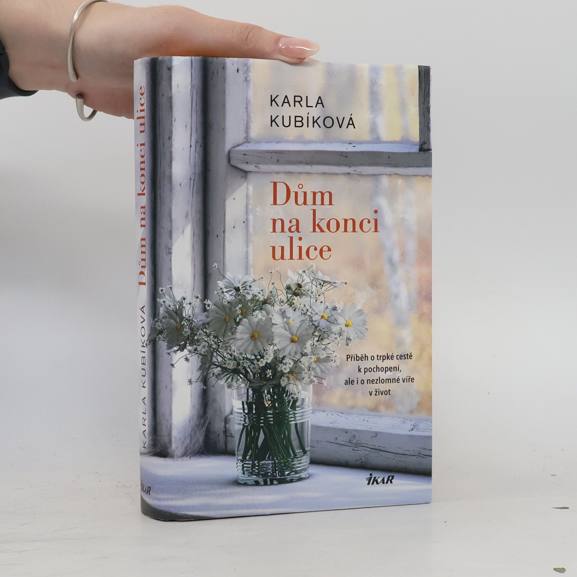 Karla Kubíková Dům na konci ulice. Příběh o trpké cestě k pochopení, ale i o nezlomné víře v život
