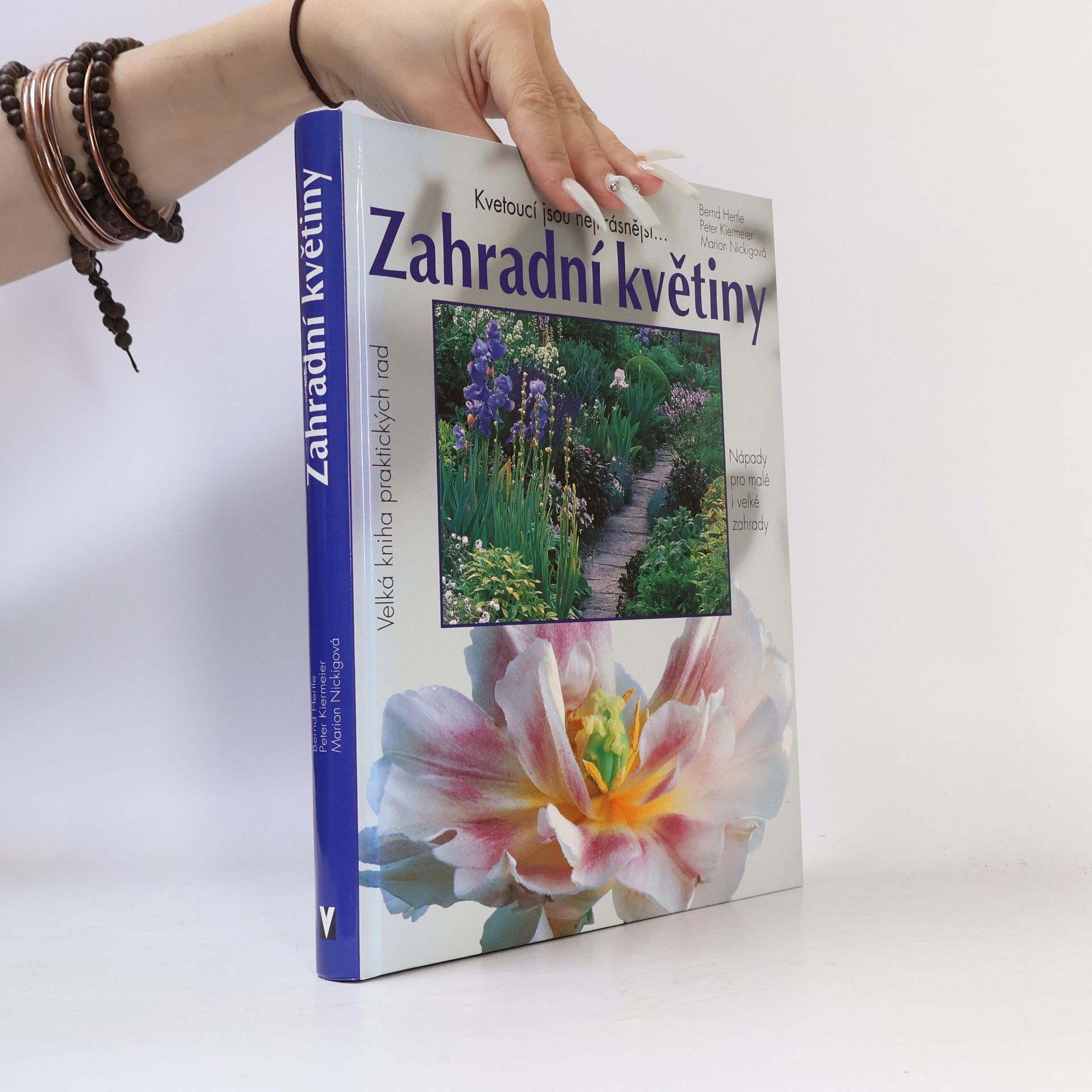 Zahradní květiny. Kvetoucí jsou nejkrásnější... Pěstitelské rady a portréty oblíbených kvetoucích rostlin, trav a kapradin. Nápady pro malé i velké zahrady. 500 barevných fotografií a 150 schematických nákresů