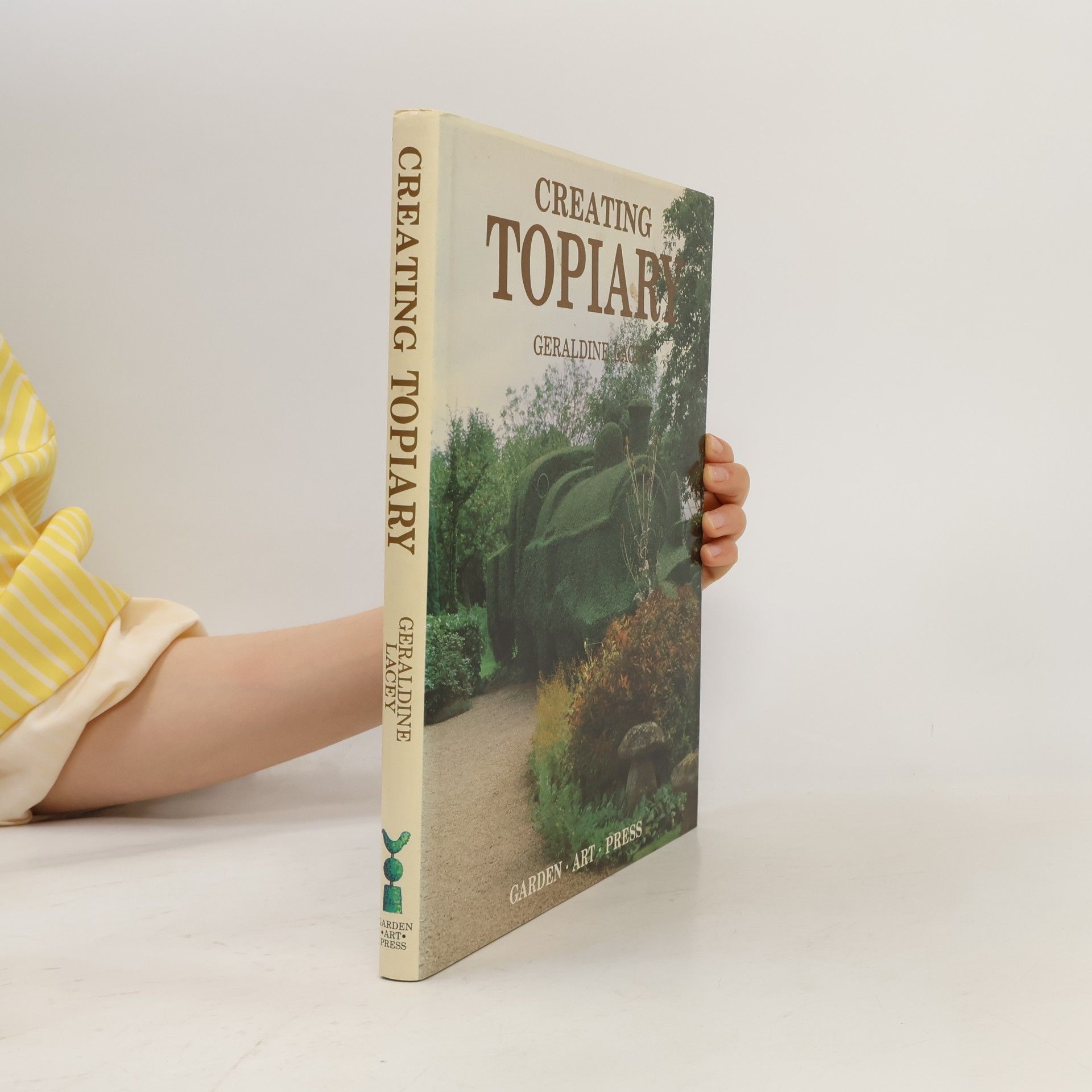 Geraldine Lacey Creating Topiary