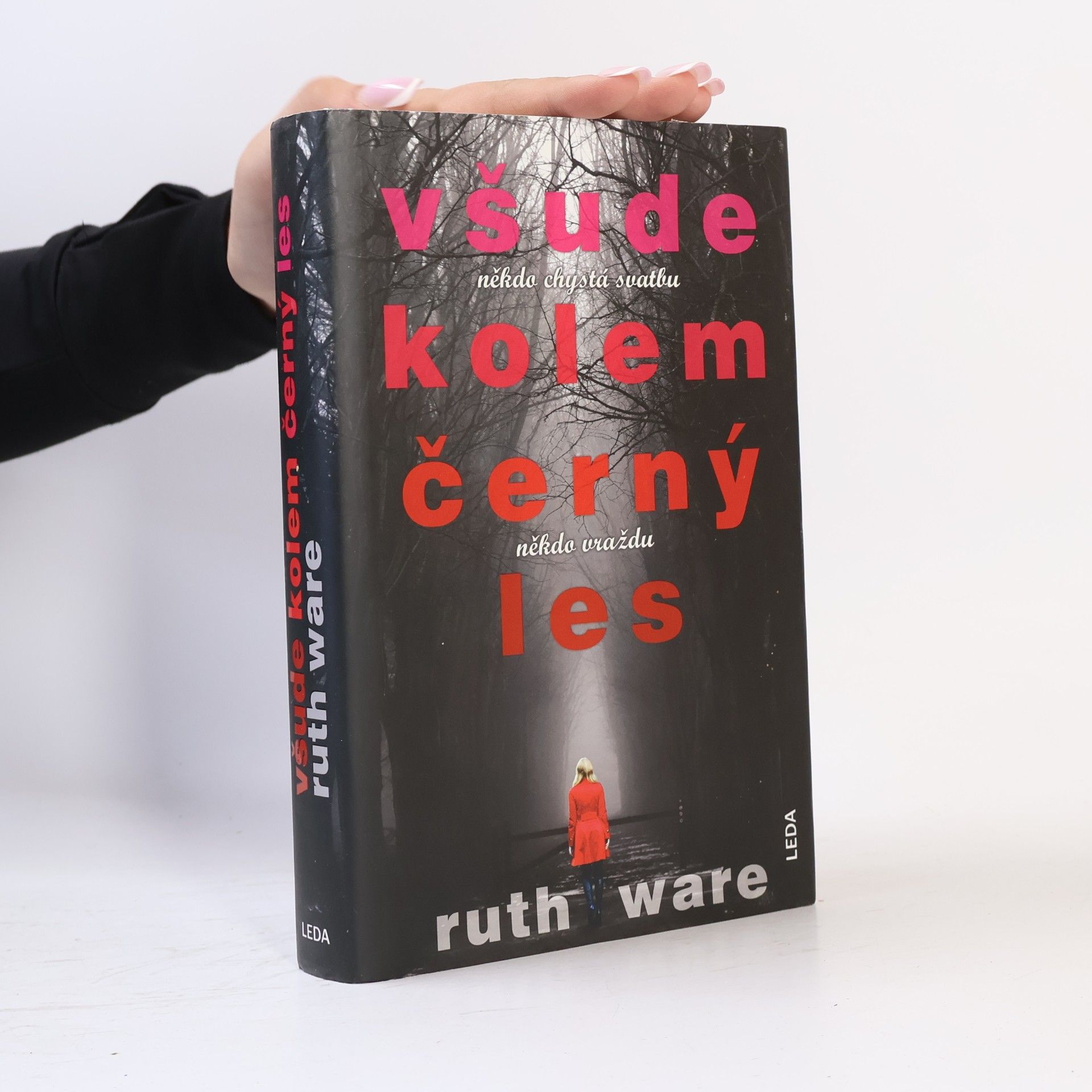 Ruth Ware Všude kolem černý les: Někdo chystá svatbu, někdo vraždu