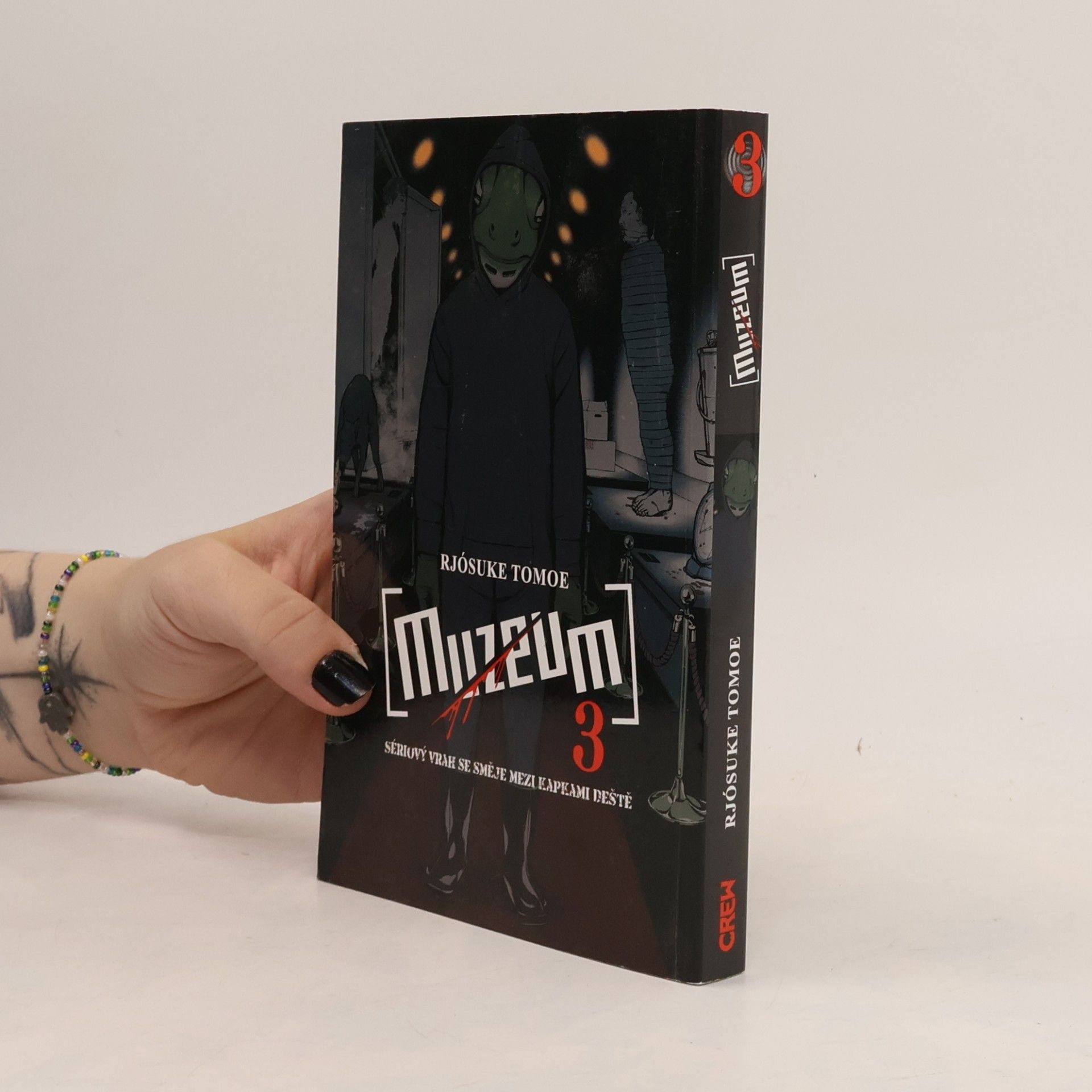 Muzeum 3. Sériový vrah se směje mezi kapkami deště