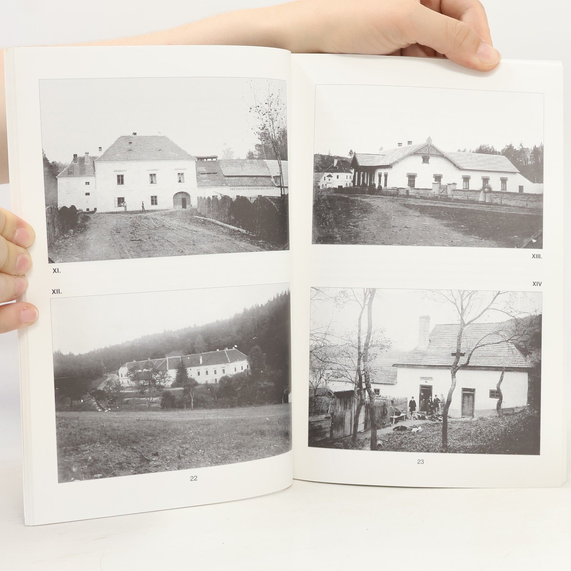 Miroslav Drápela Křtiny a vesnice jejich farnosti na pohlednicích 1896-2000