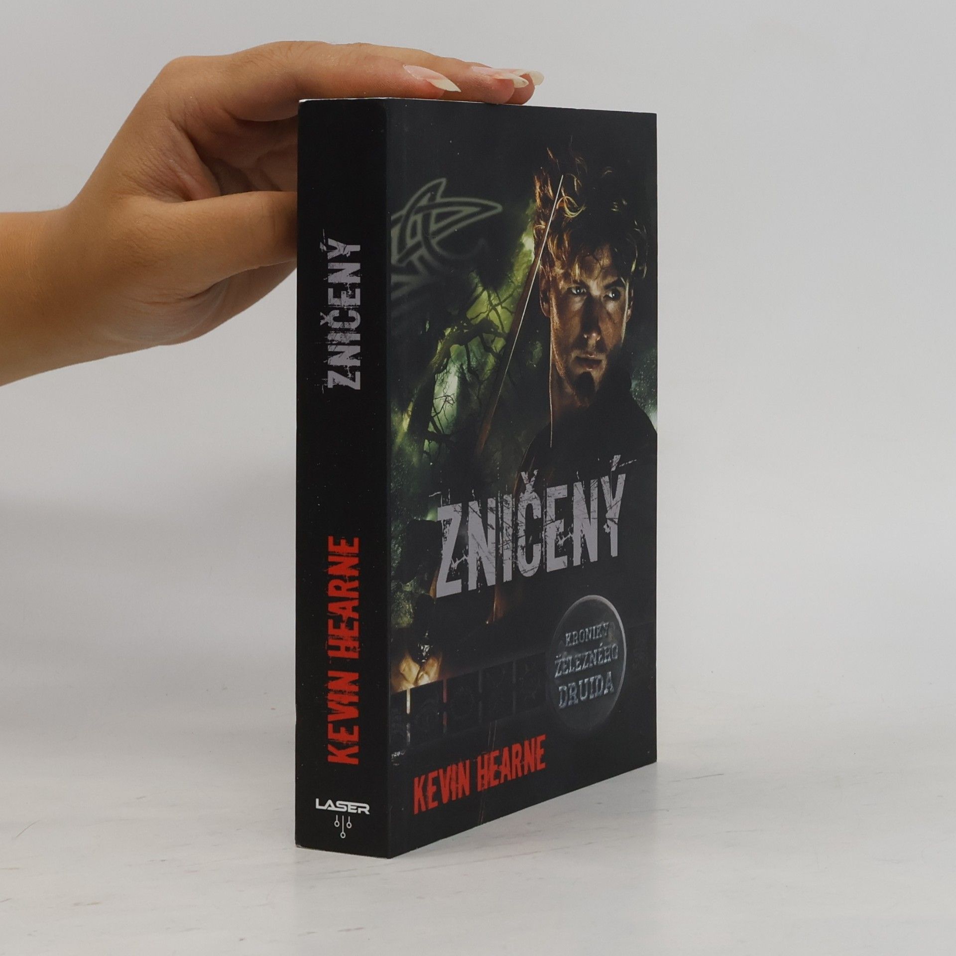 Kevin Hearne Zničený : kroniky železného druida