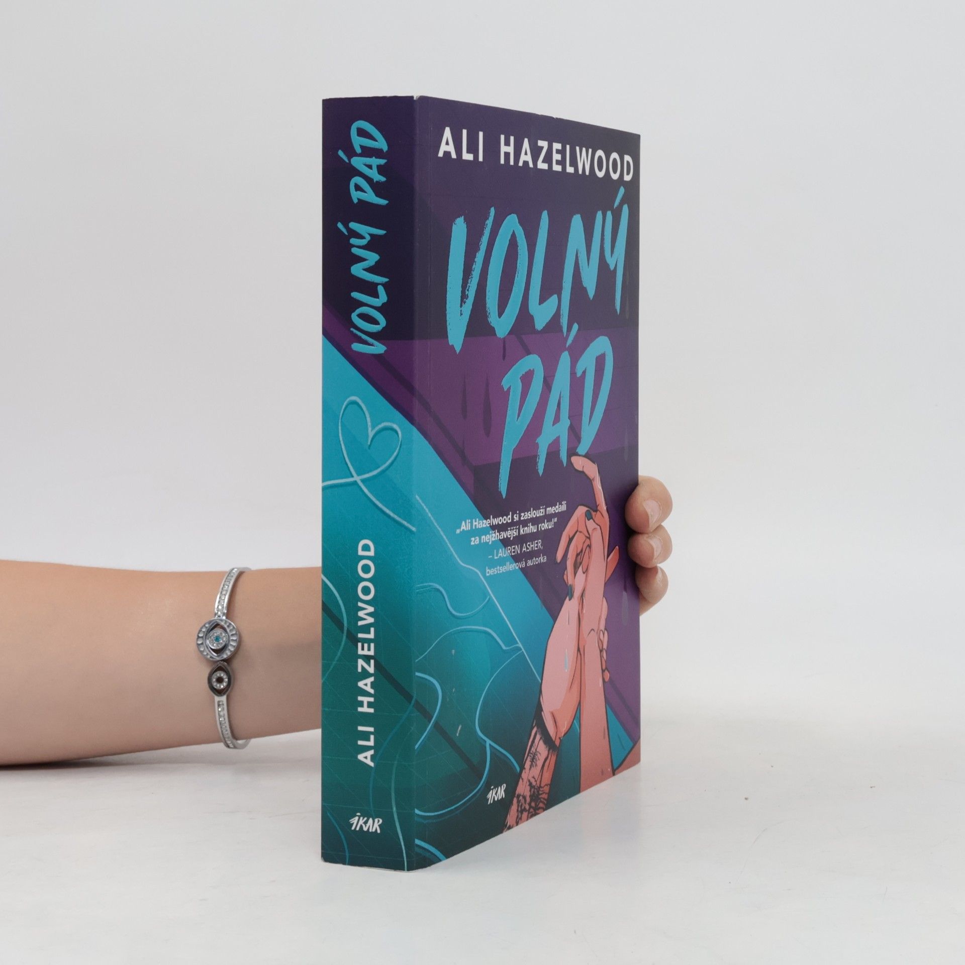 Ali Hazelwood Volný pád