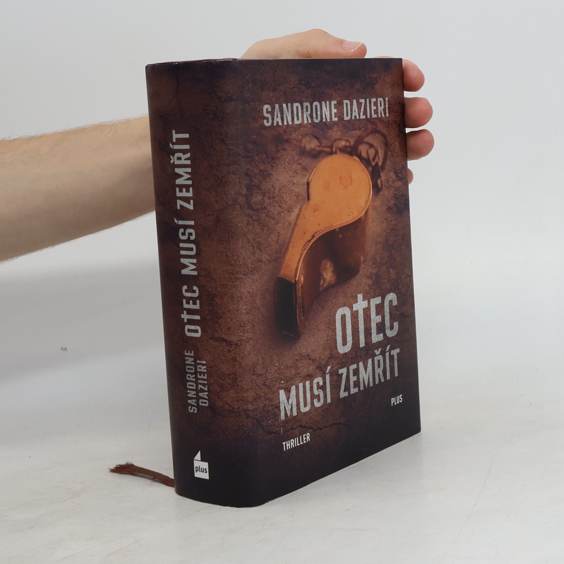 Sandrone Dazieri Otec musí zemřít