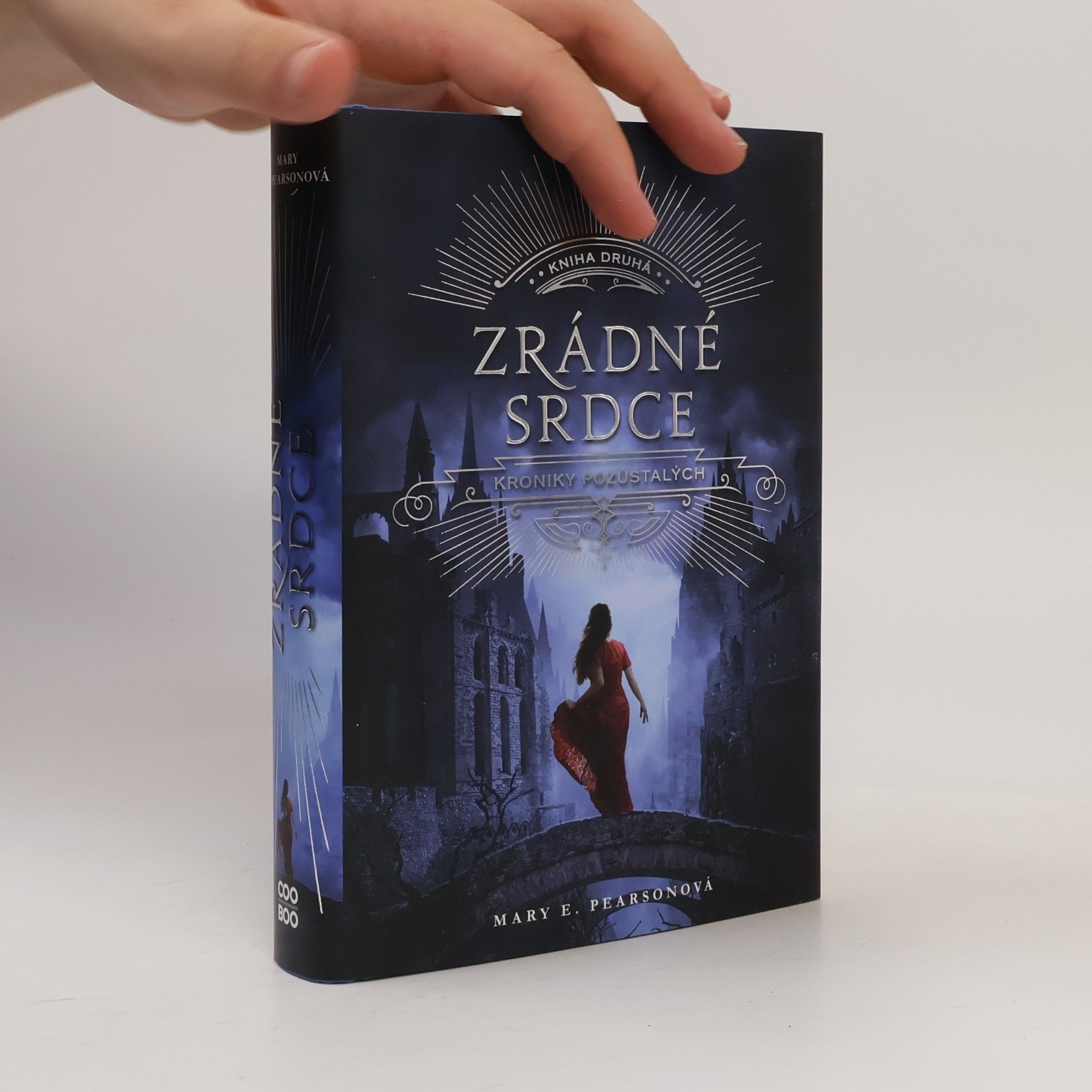 Mary E. Pearson Kroniky pozůstalých: Zrádné srdce. Kniha druhá
