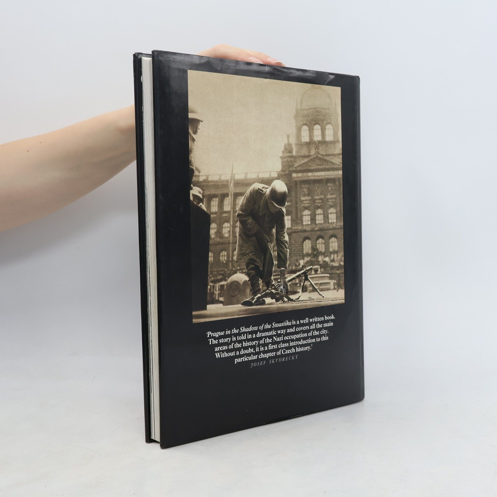 Callum MacDonald Prague in the Shadow of the Swastika. A History of the German Occupation 1939-1945