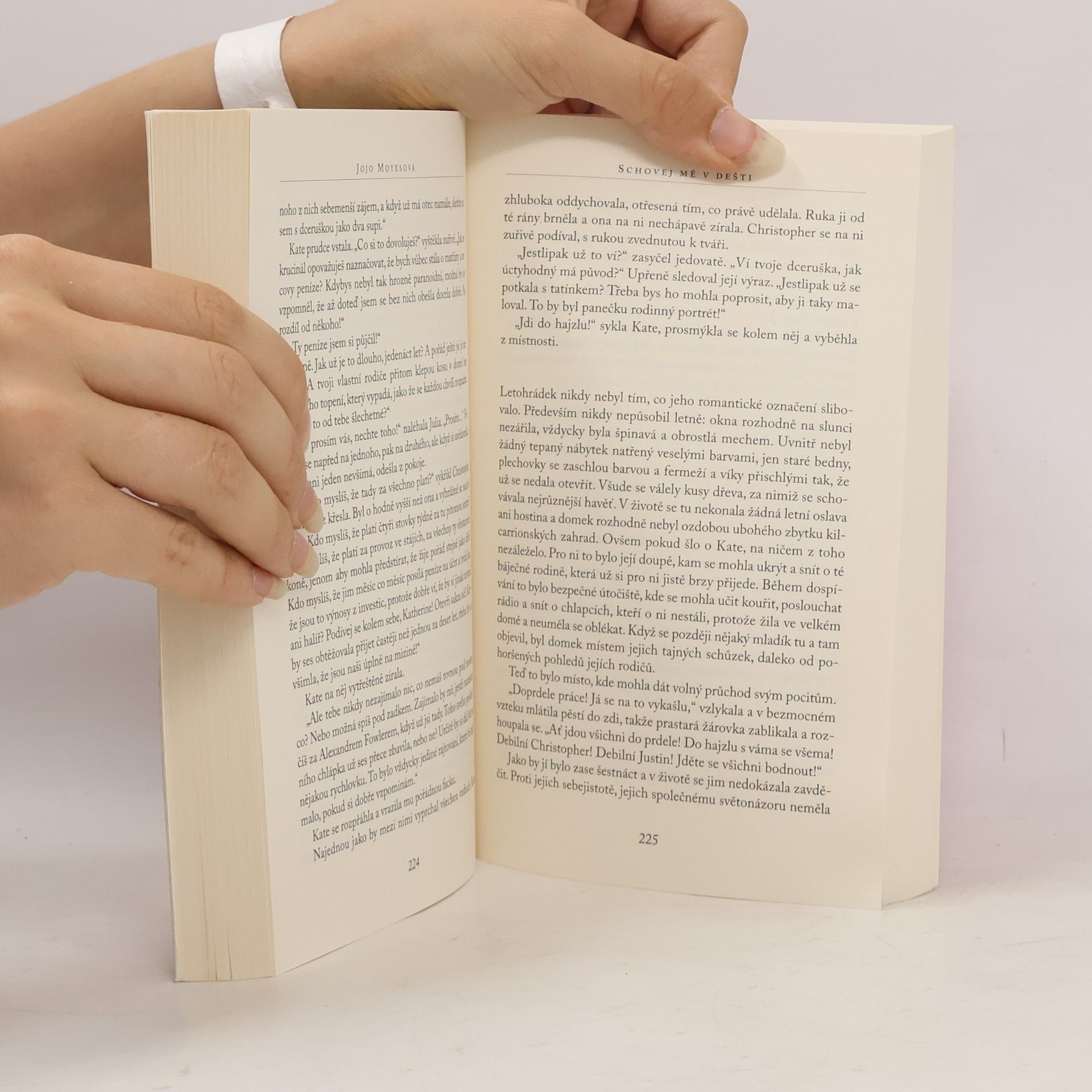 Jojo Moyes Schovej mě v dešti