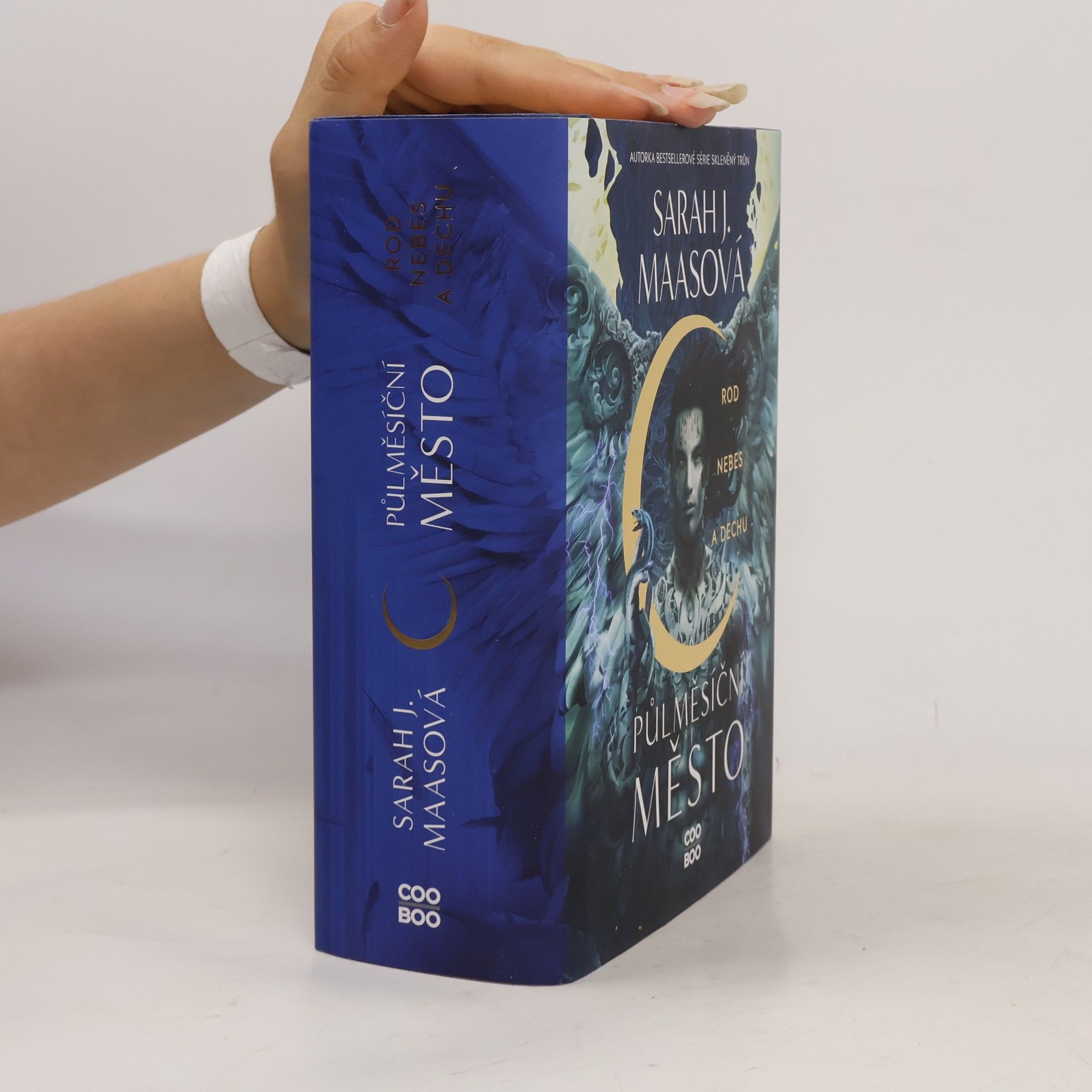 Sarah J. Maas Půlměsíční město. Rod nebes a dechu