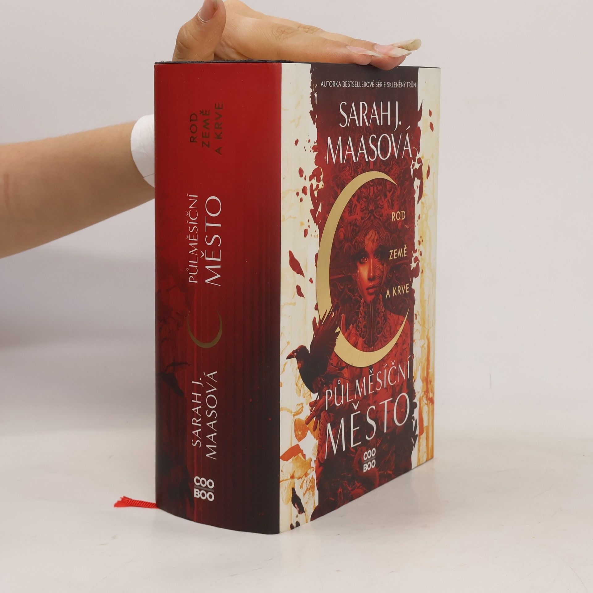 Sarah J. Maas Půlměsíční město. Rod země a krve
