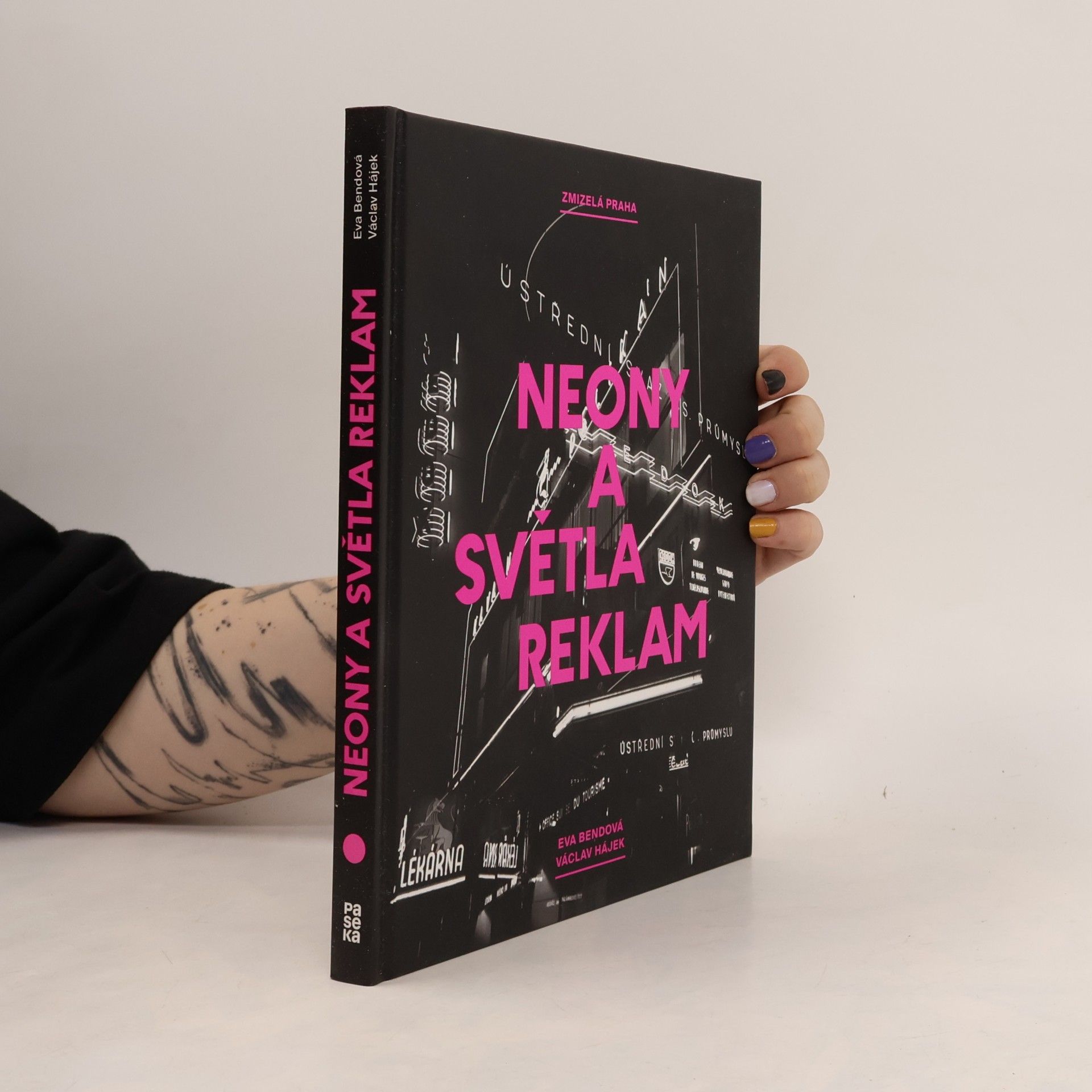 Eva Bendová Neony a světla reklam